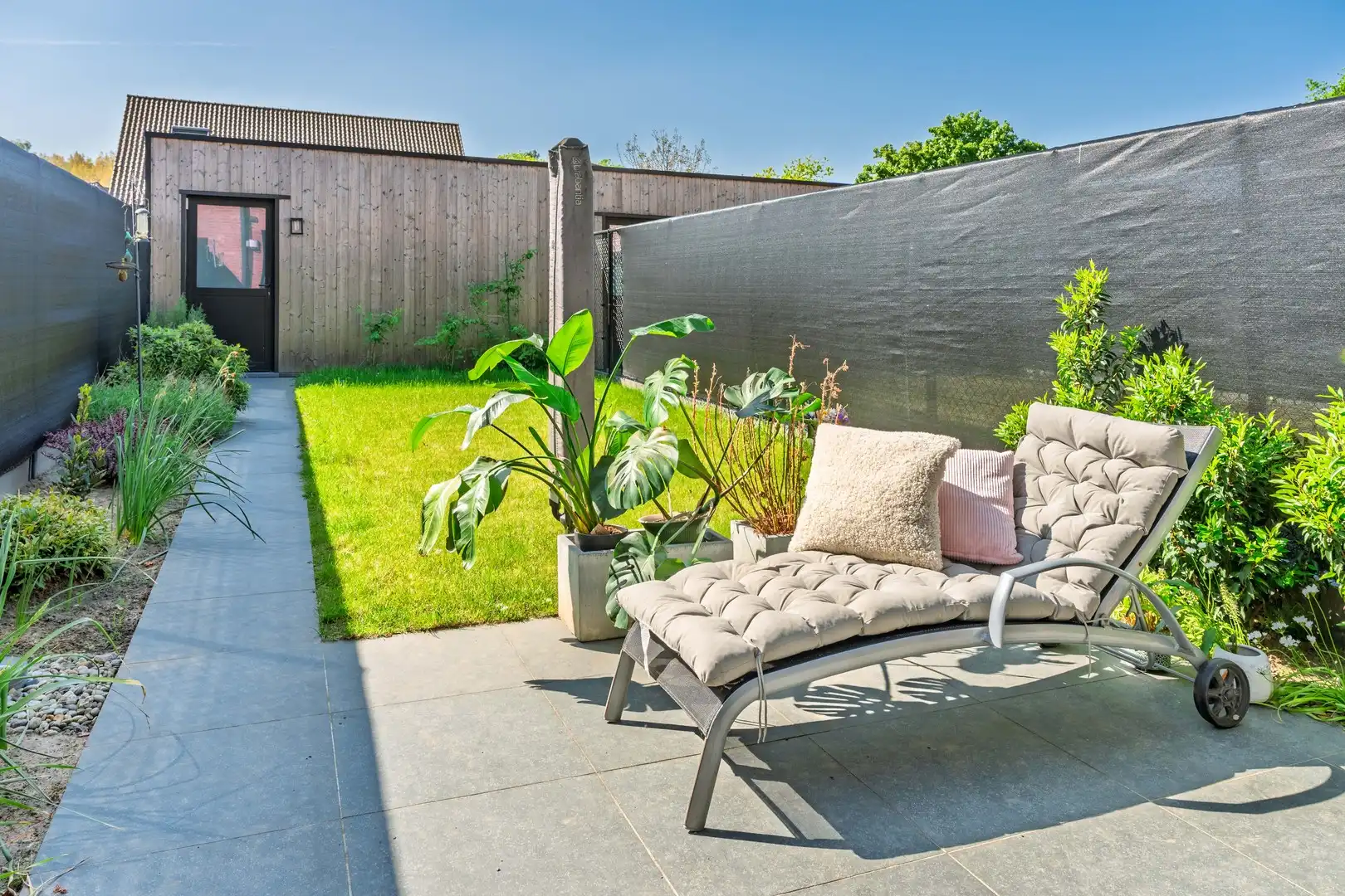 INSTAPKLAAR GELIJKVLOERS APPARTEMENT MET ZUIDTUIN & GARAGE foto 2