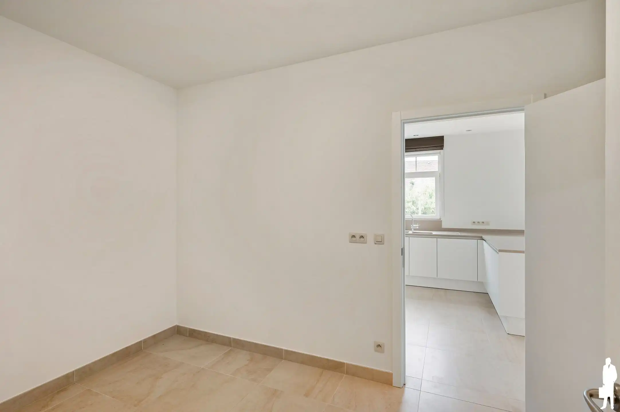 Goed onderhouden woning met 5 slaapkamers, 2 badkamers en een tuin centraal gelegen in Stabroek foto 12
