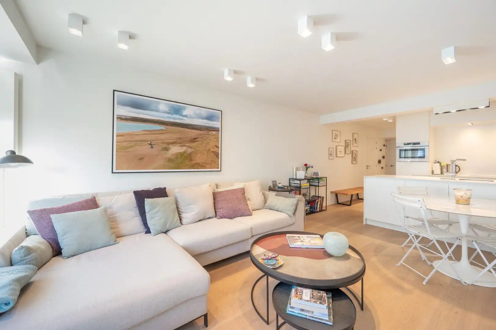 Smaakvol gerenoveerd appartement met ruim terras in hartje Knokke foto {{pictureIndex}}