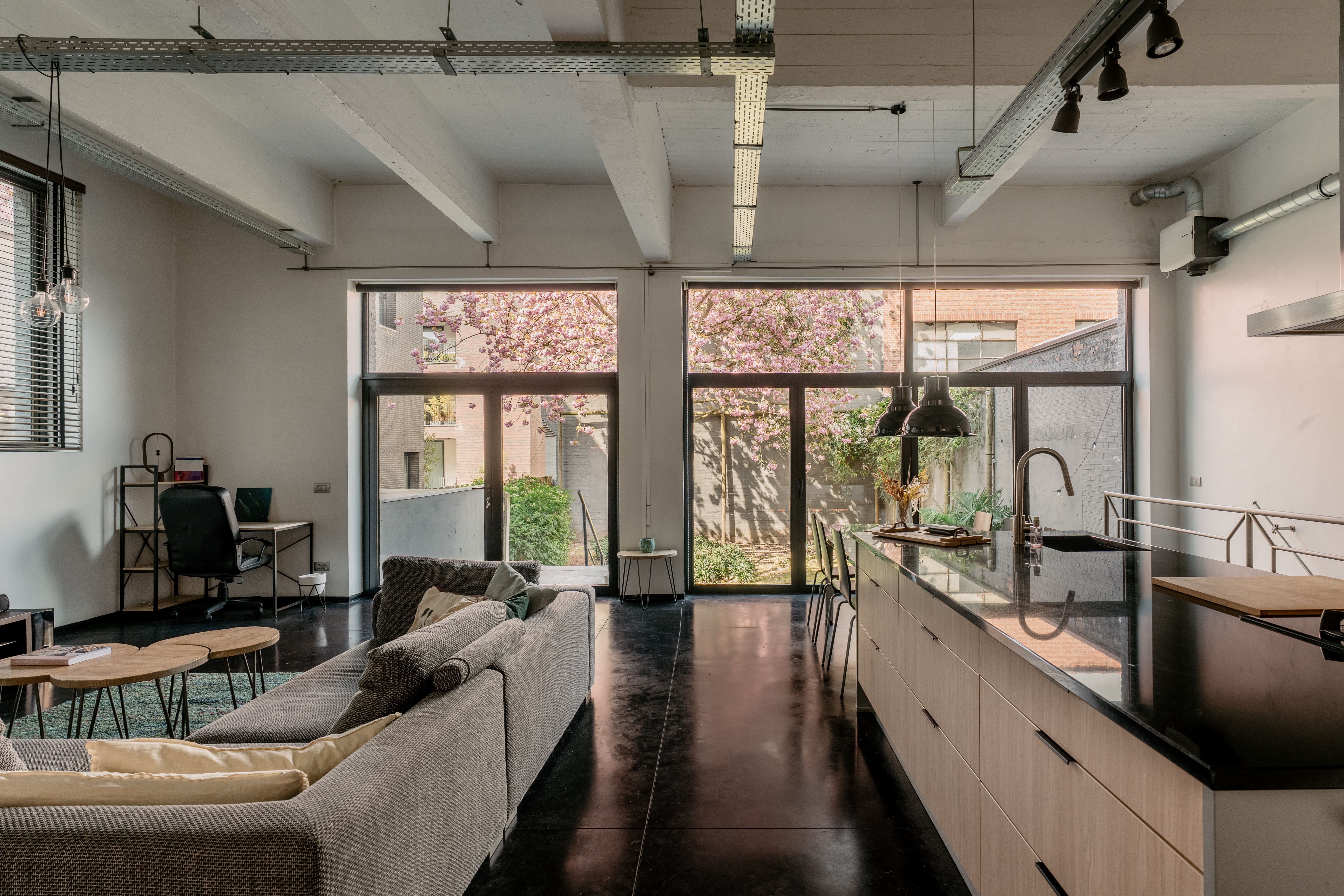 In OPTION by George: een loft met tuin waarin de Japanse kerselaar al even intens floreert als de buurt foto 20