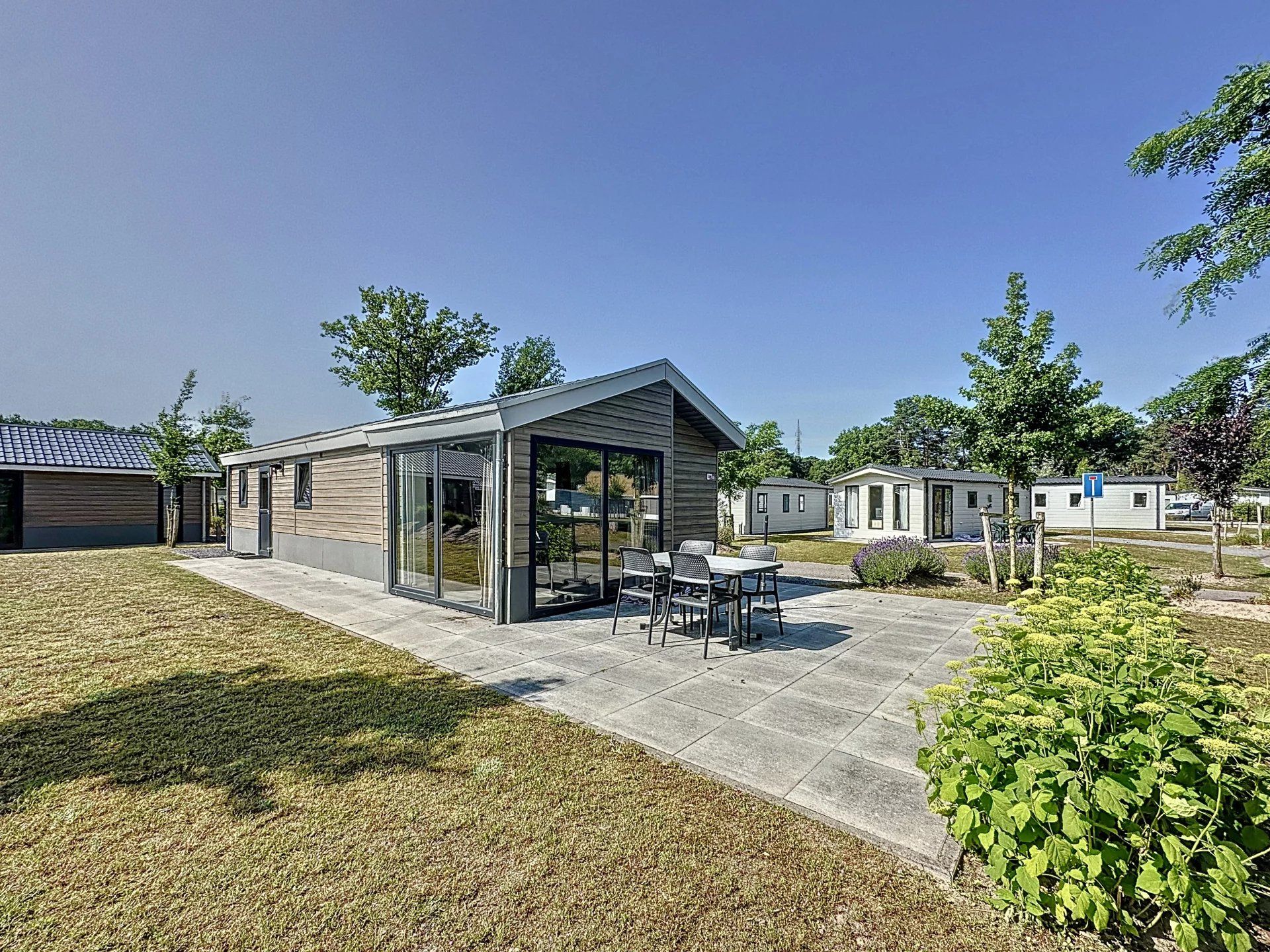 Volledig uitgeruste chalet voor 4 personen op recreatiepark Europarcs met zicht op het water foto 3