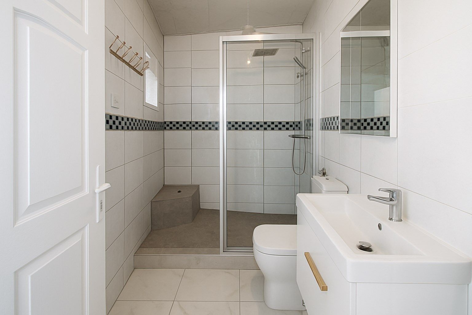Te koop in Sint-Niklaas: ruime halfopen bebouwing met 4 slaapkamers, dubbele oprit en een grote, uitgestrekte zuidgerichte tuin – ideaal voor gezinnen! foto 6