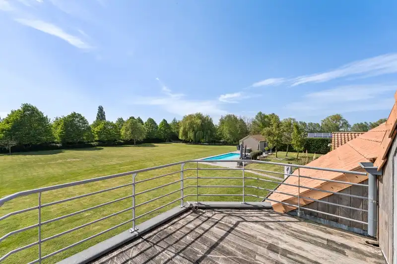 Uitzonderlijke villa-landhuis met bijgebouwen op een prachtig domein. foto 27