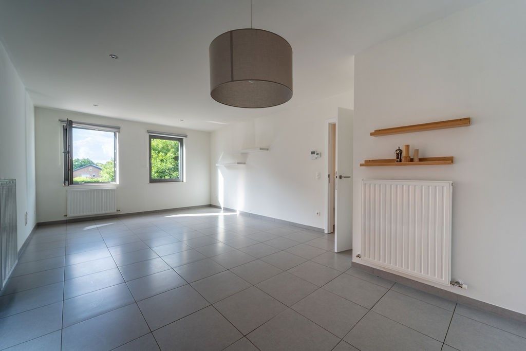 GUNSTIG GELEGEN 2 SLAAPKAMER APPARTEMENT 94 M² MET ONDERGRONDSE AUTOSTANDPLAATS EN KELDERBERGING IN HET CENTRUM VAN ZOLDER foto 2
