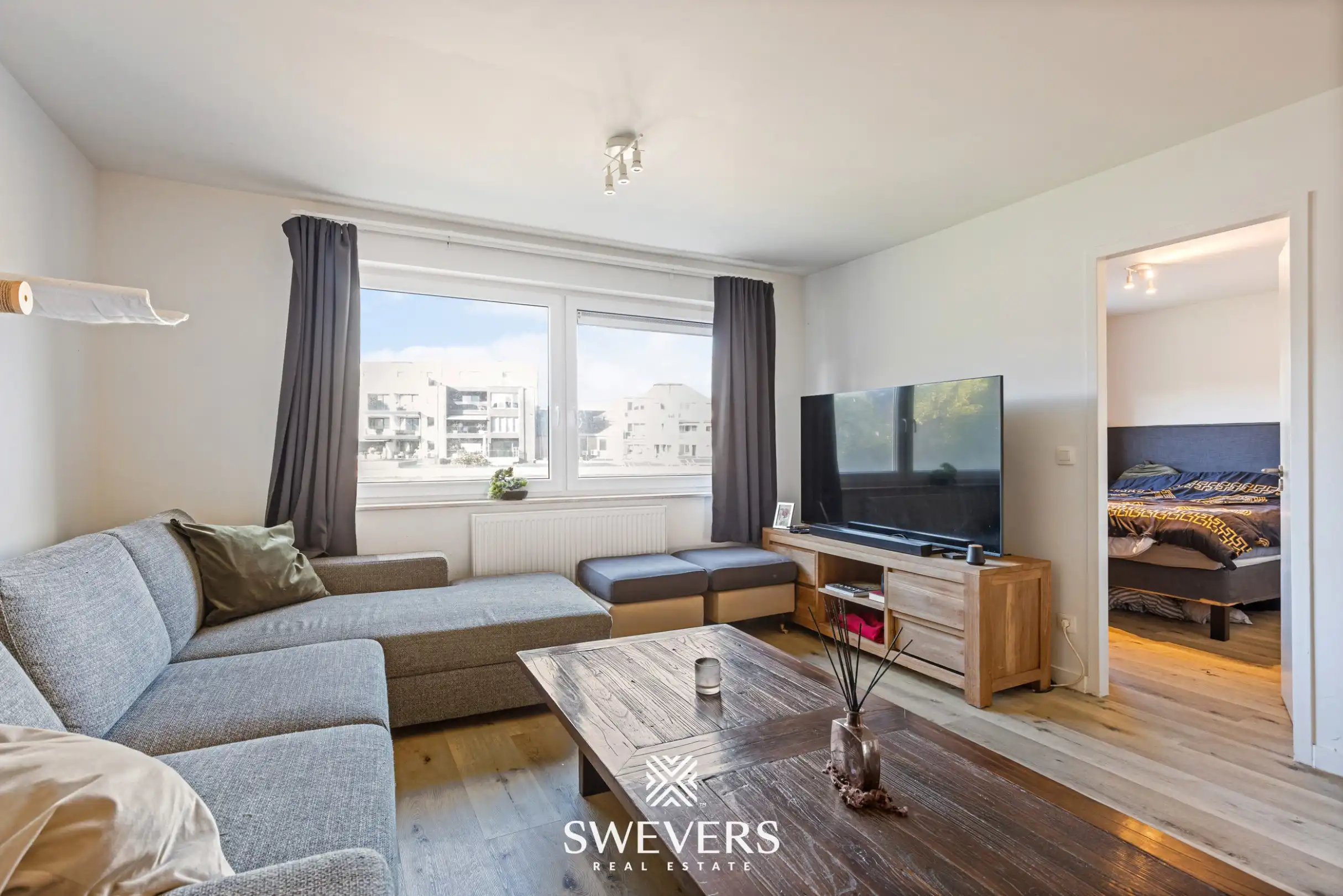 Uitstekend gelegen en volledig gerenoveerd appartement met staanplaats foto 4