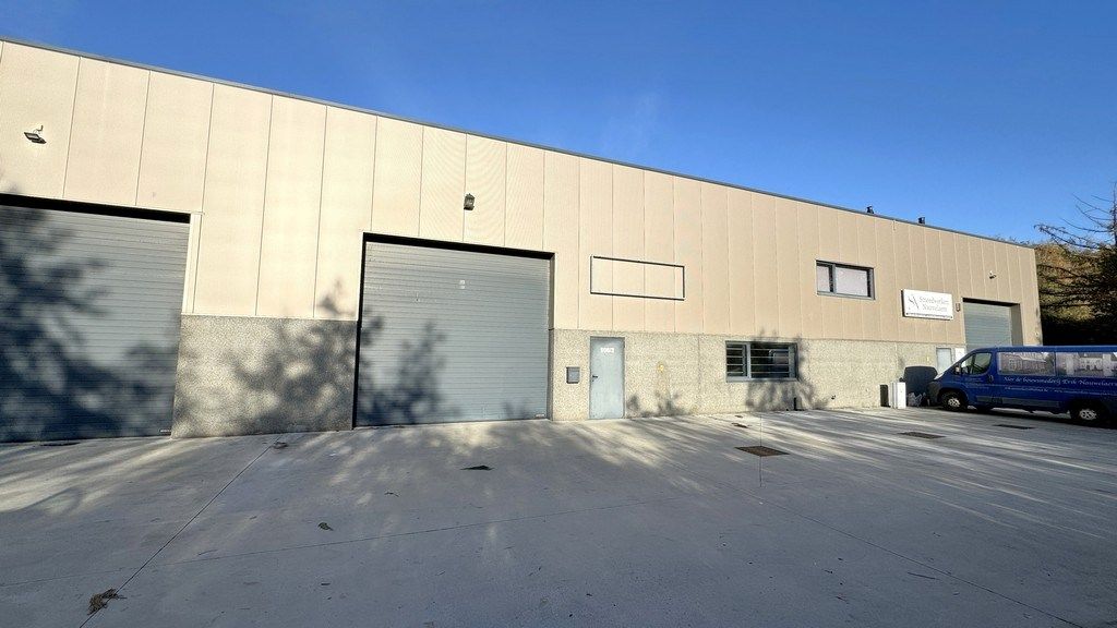Magazijn met kantoor te huur nabij E313 in Ranst foto {{pictureIndex}}