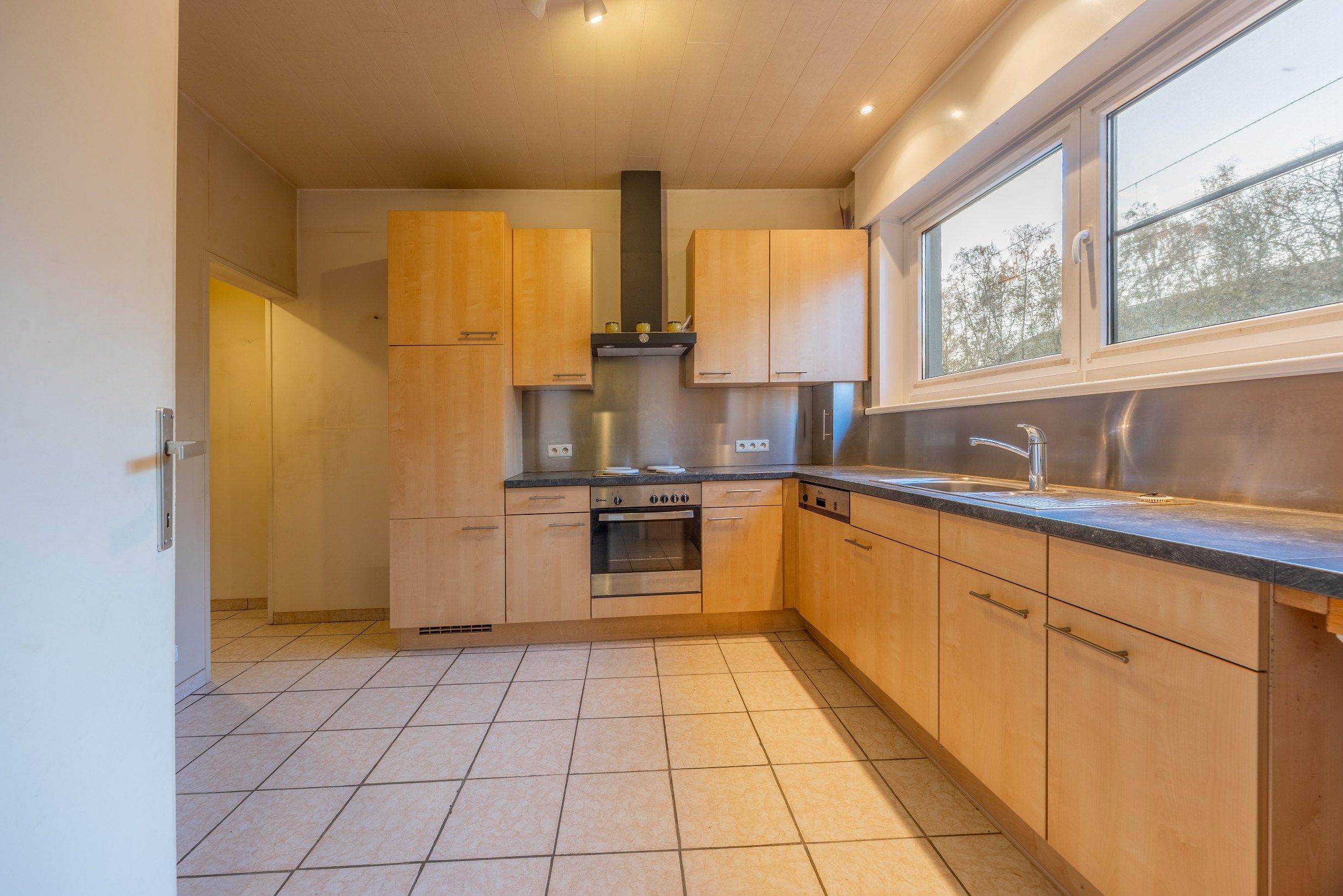 Gezinswoning met uitweg en garage foto 5