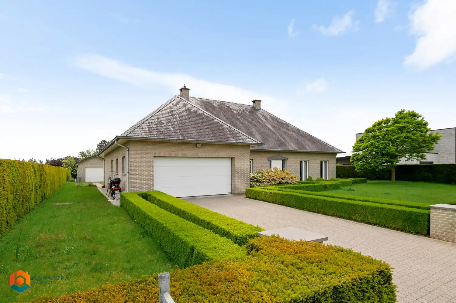 Ruime villa (325m²) op een perceel van 2567m² in prachtige omgeving foto 2