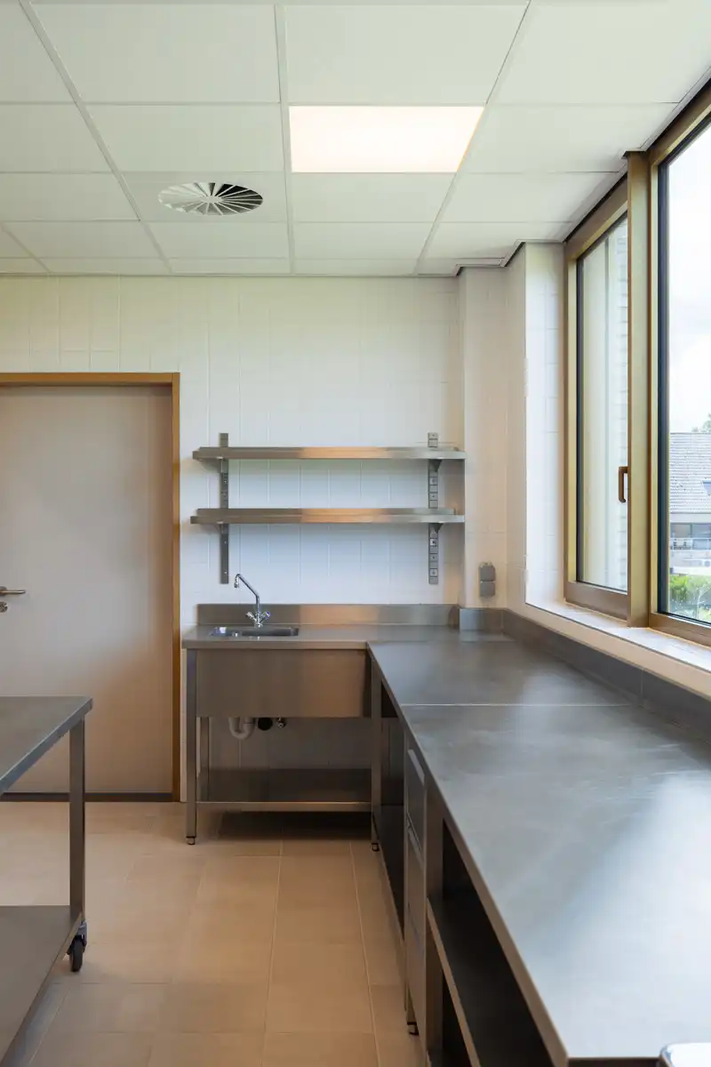 Recente en instapklare cafetaria met professionele keuken foto 24