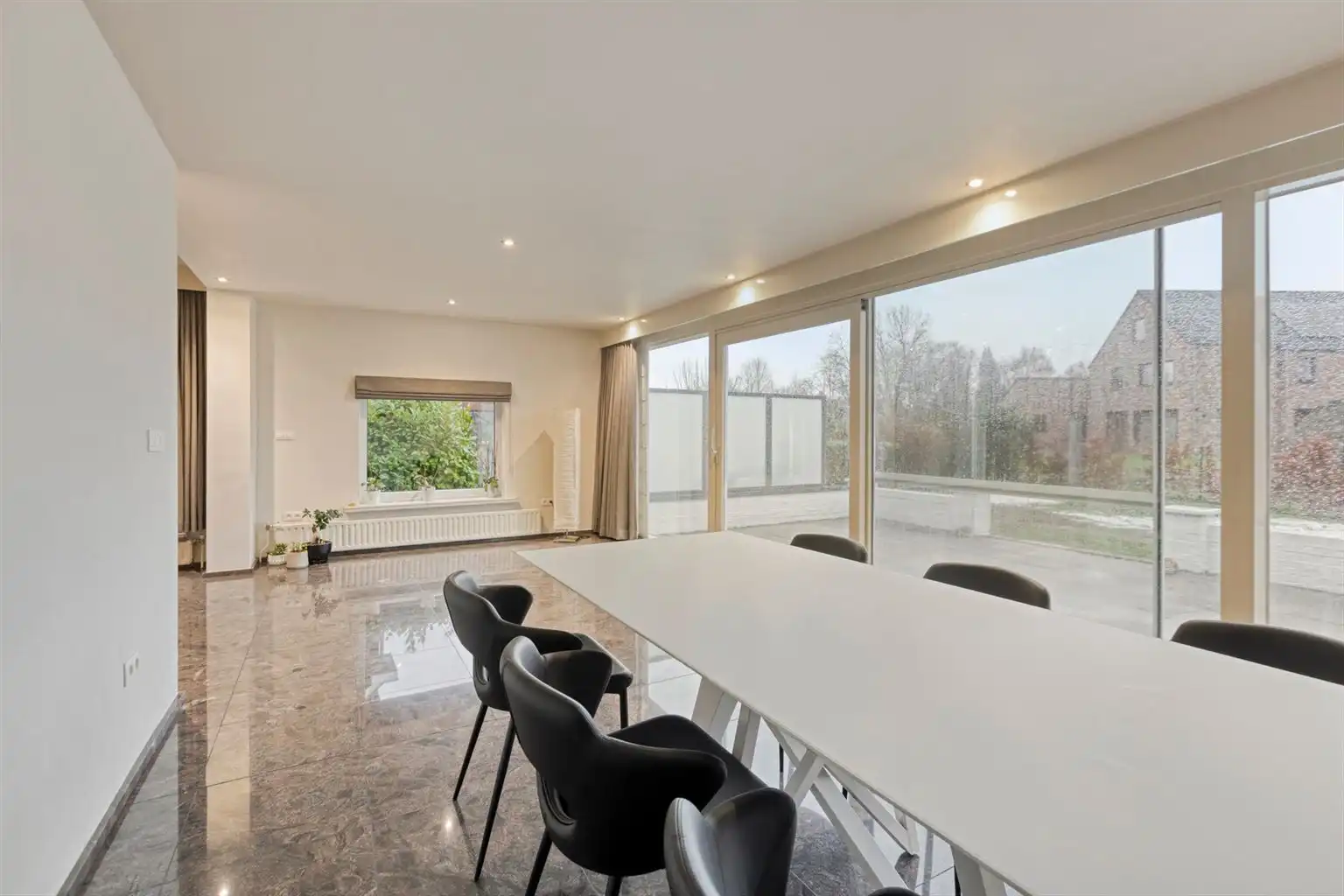 Vrijstaande woning met 3 slaapkamers, inpandige garage en een omheinde tuin, rustig gelegen nabij het centrum van Maaseik. foto 11