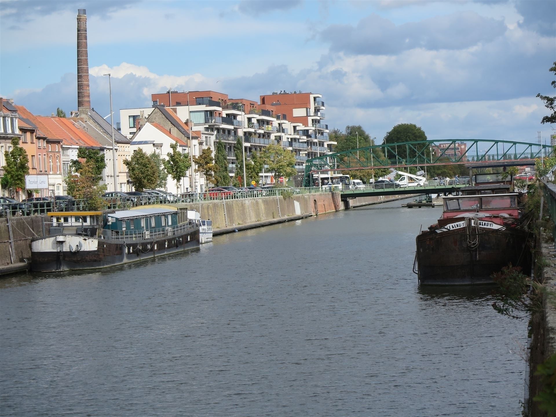 lichtrijk huis met 2 kamers en terras foto 8