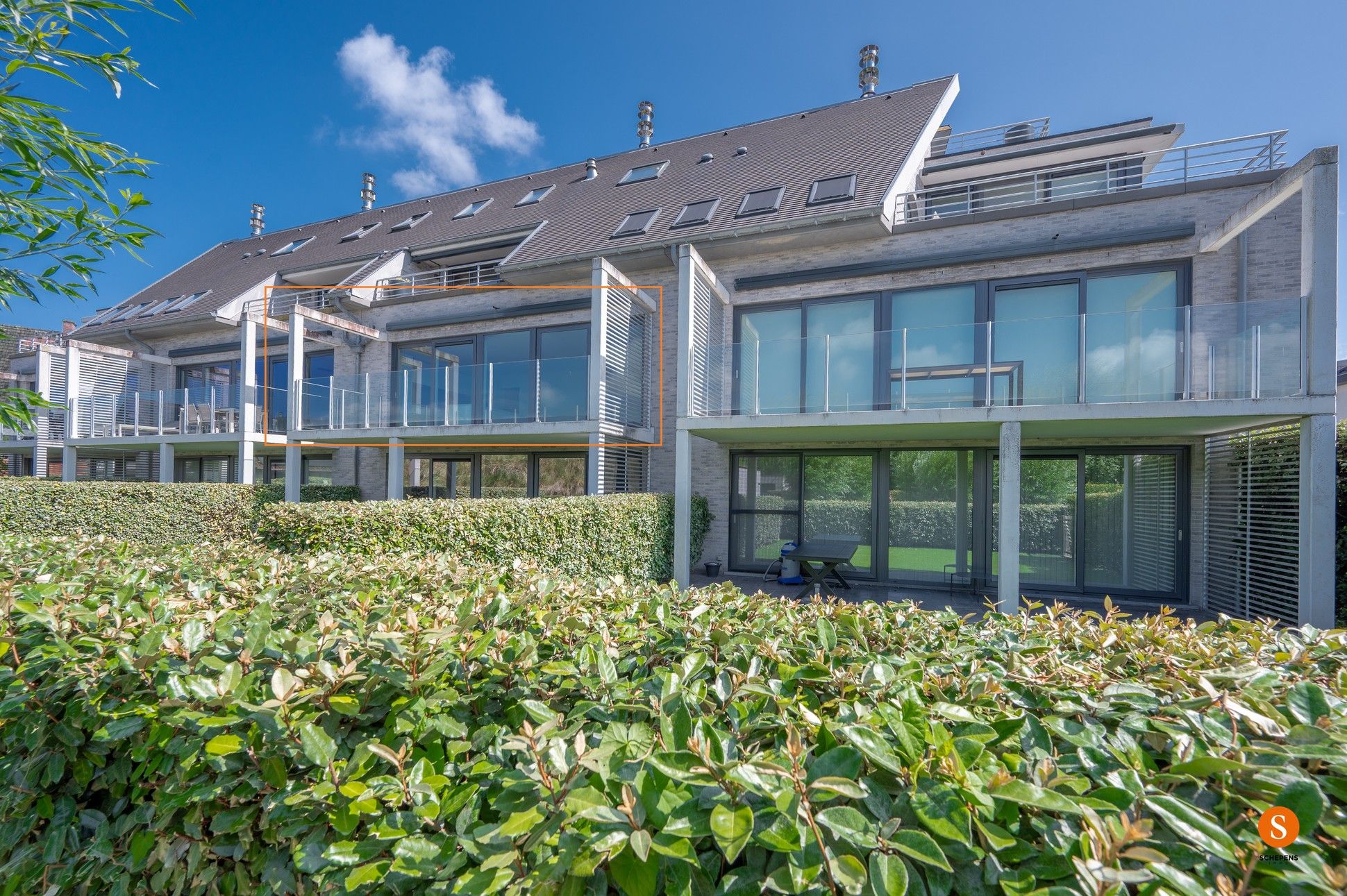 Luxe appartement met 3 slaapkamers en zonneterras te koop in de Vosseslag – De Haan. foto {{pictureIndex}}