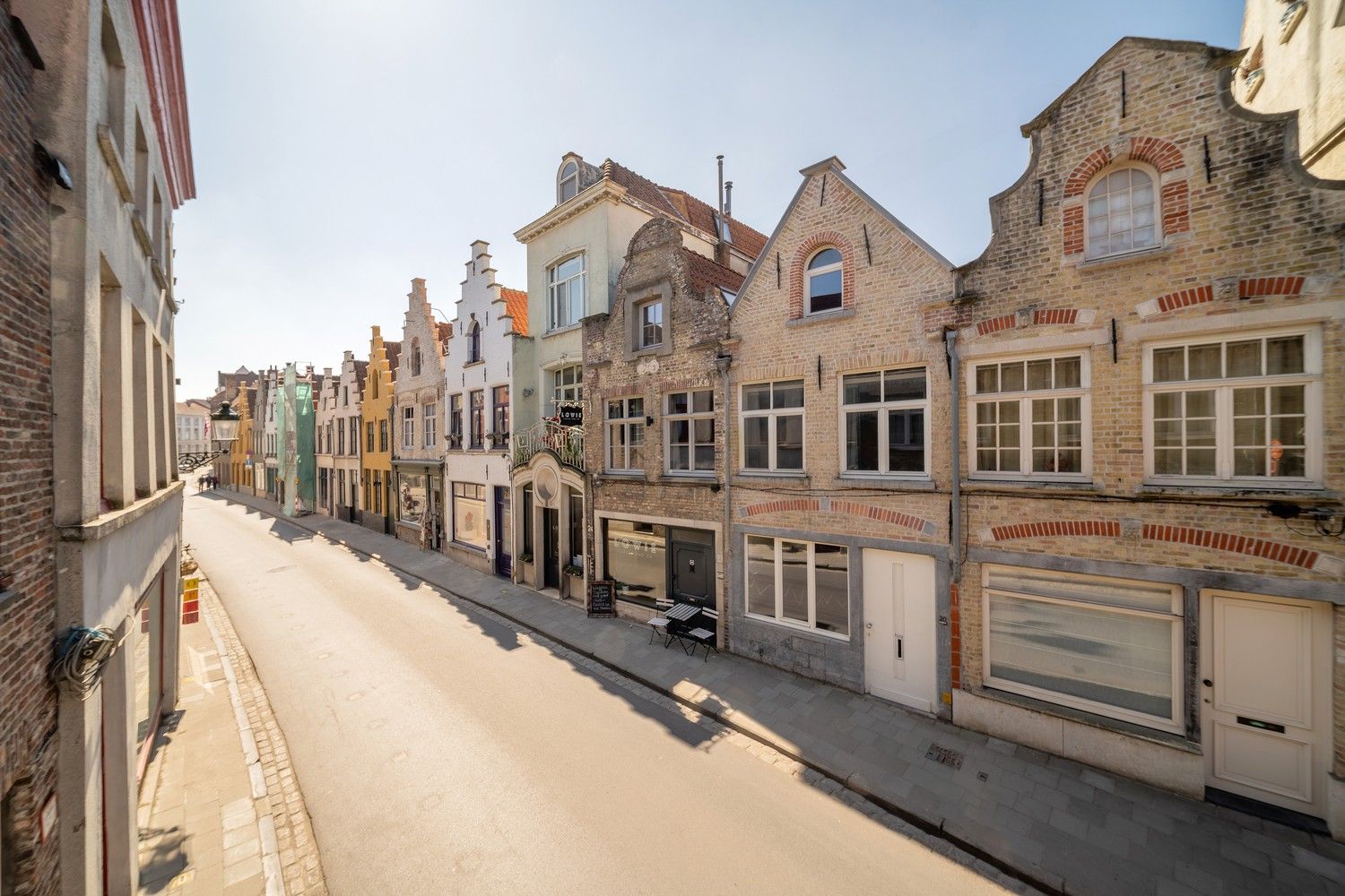 Brugge centrum Totaal gerenoveerde energiezuinige 18é eeuwse  uiterst charmante stadswoning met patio en 3 slaapkamers foto 2