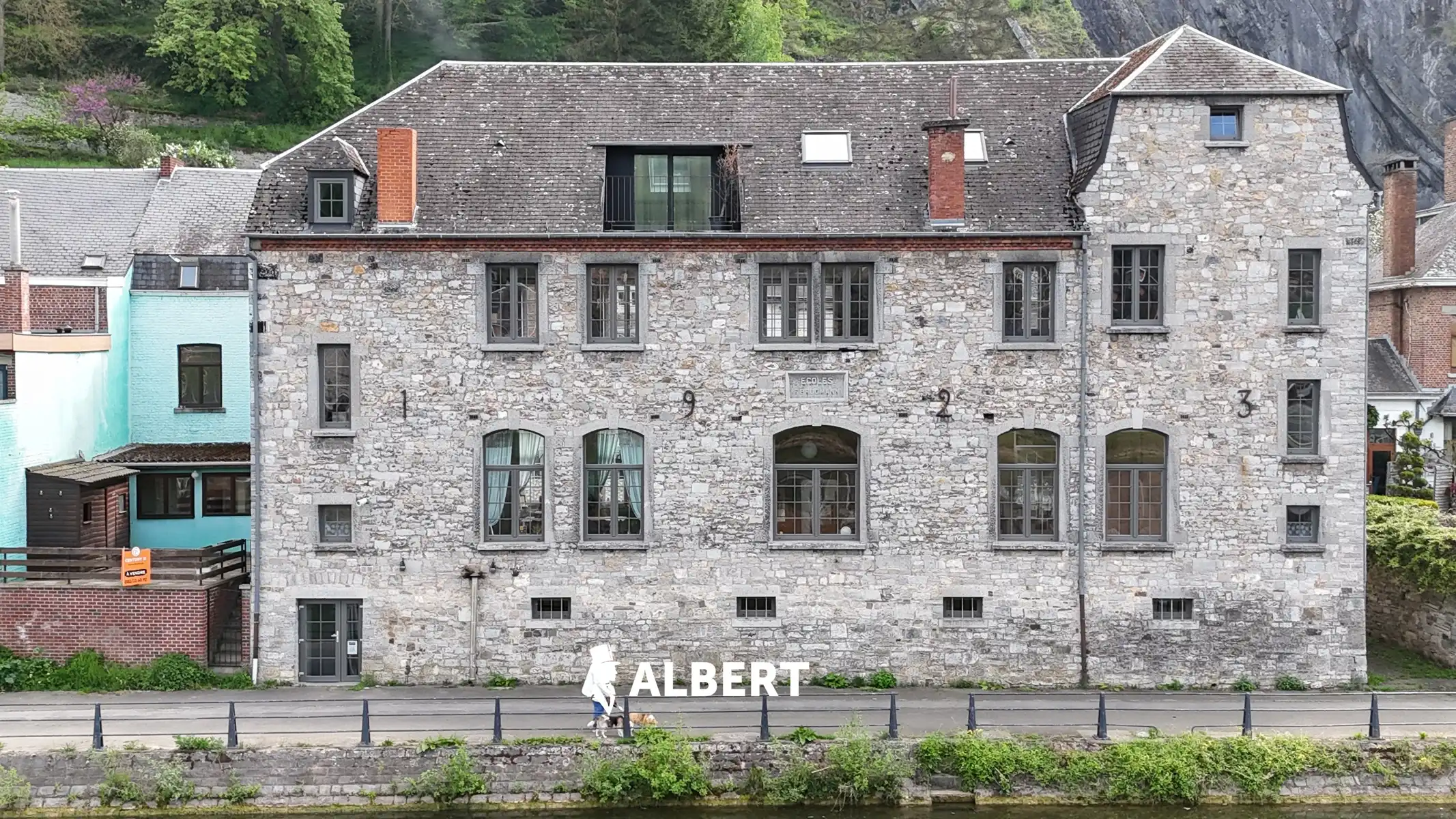 Prachtig gerenoveerde ruime woning (oude school) in Dinant! foto 4