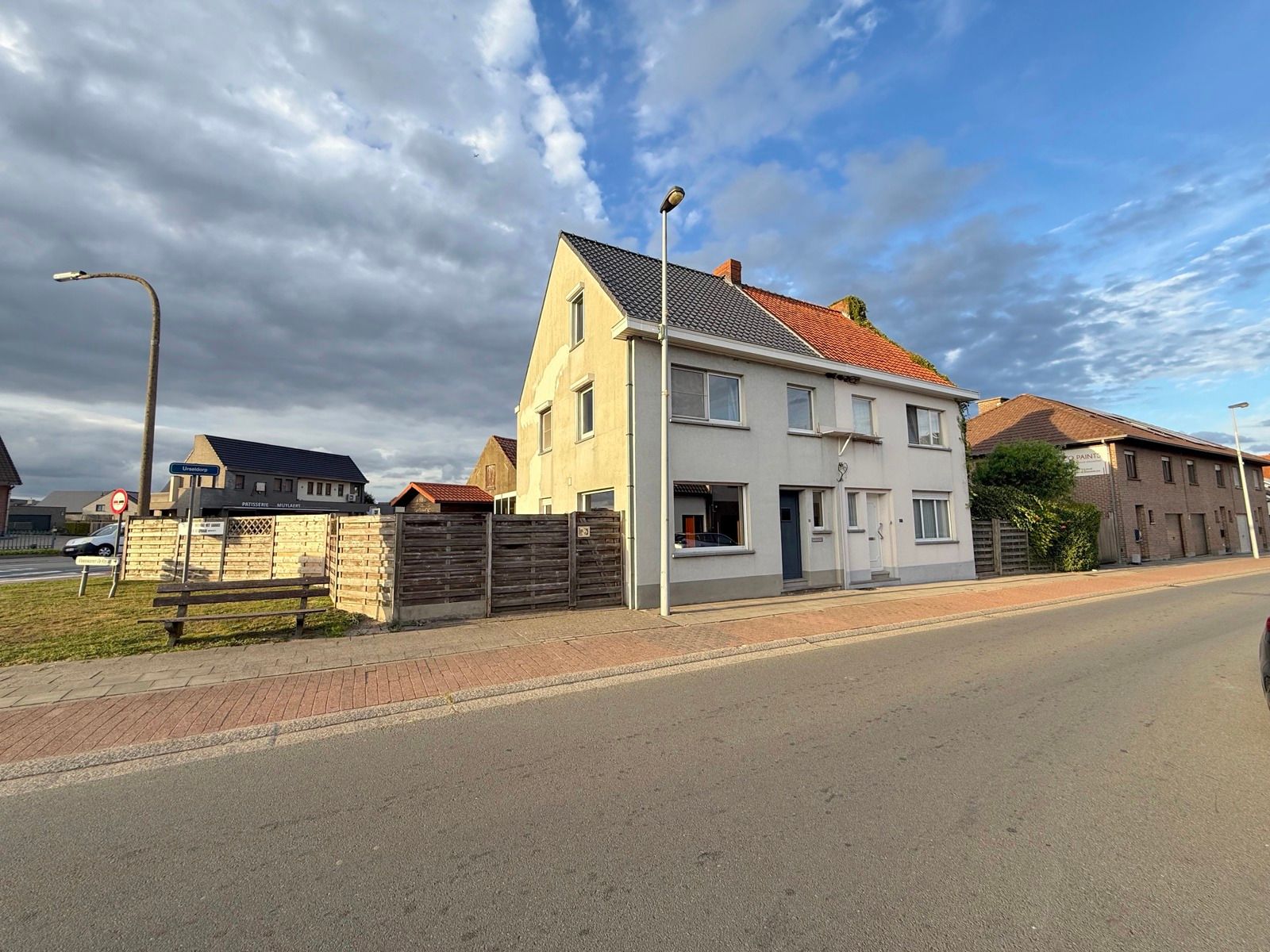 Hoofdfoto van de publicatie: Half open woning met 4 slaapkamers, tuin en garage