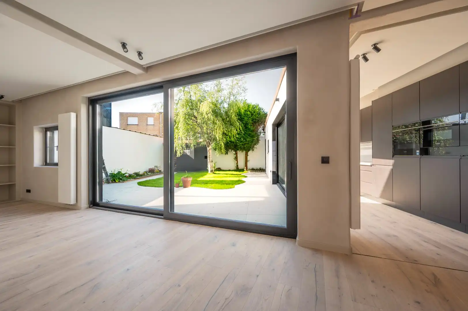 Volledig gerenoveerde stadswoning met dubbele gevelbreedte, tuin en garage foto 7