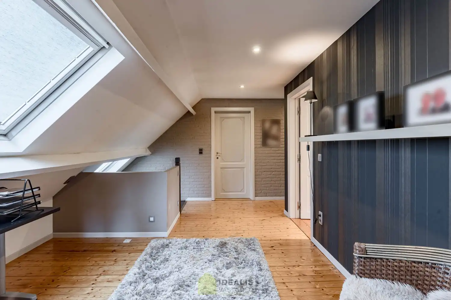 IDYLLISCH GELEGEN BIJZONDERE EIGENDOM BESTAANDE UIT RIANT WOONHUIS, APART BEWOONBAAR BIJGEBOUW EN ATELIER OMGEVEN DOOR EEN SCHITTERD AANGELEGDE TUIN EN WEILAND. Het domein is toegankelijk zowel aan de mooie Urnenveldstraat doch ook via een uitzonderlijk mooie oprijlaan toegankelijk langs de boszijde van het perceel. Deze vrijstaande woning, gebouwd in 1986, beschikt over een sfeervolle leefruimte in vol contact met de tuin en biedt een heerlijke atmosfeer dankzij de centraal geplaatste speksteenkachel. Op de verdieping beschikt de woning over slaapkamers en sanitair. Een absolute meerwaarde is het afzonderlijk volledig ingericht bijhuisje, centraal op het perceel, voorzien van alle woonfaciliteiten. Verder is er de mogelijkheid om wonen/werken te combineren via het knap afgewerkte atelier, met vergezicht op het eigen weiland. Geschikt voor kandidaten op zoek naar een ruime en instapklare parel met een idyllische uitstraling! foto 25