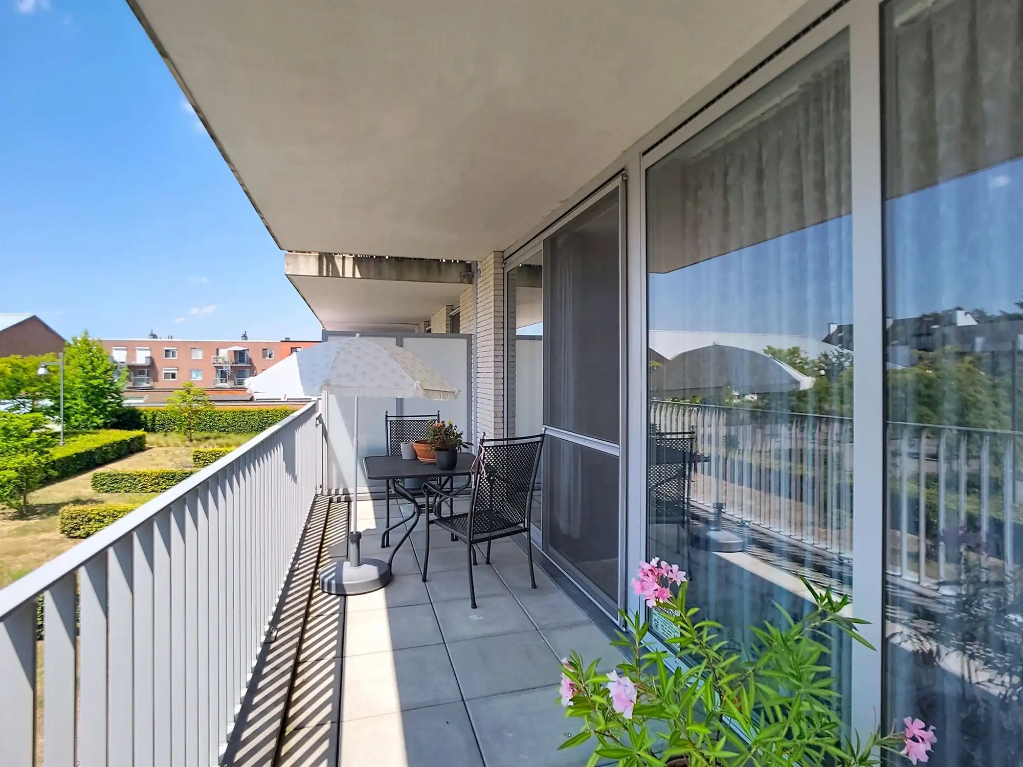 Ruim en lichtrijk appartement met twee slaapkamers, terras en autostaanplaats foto 7