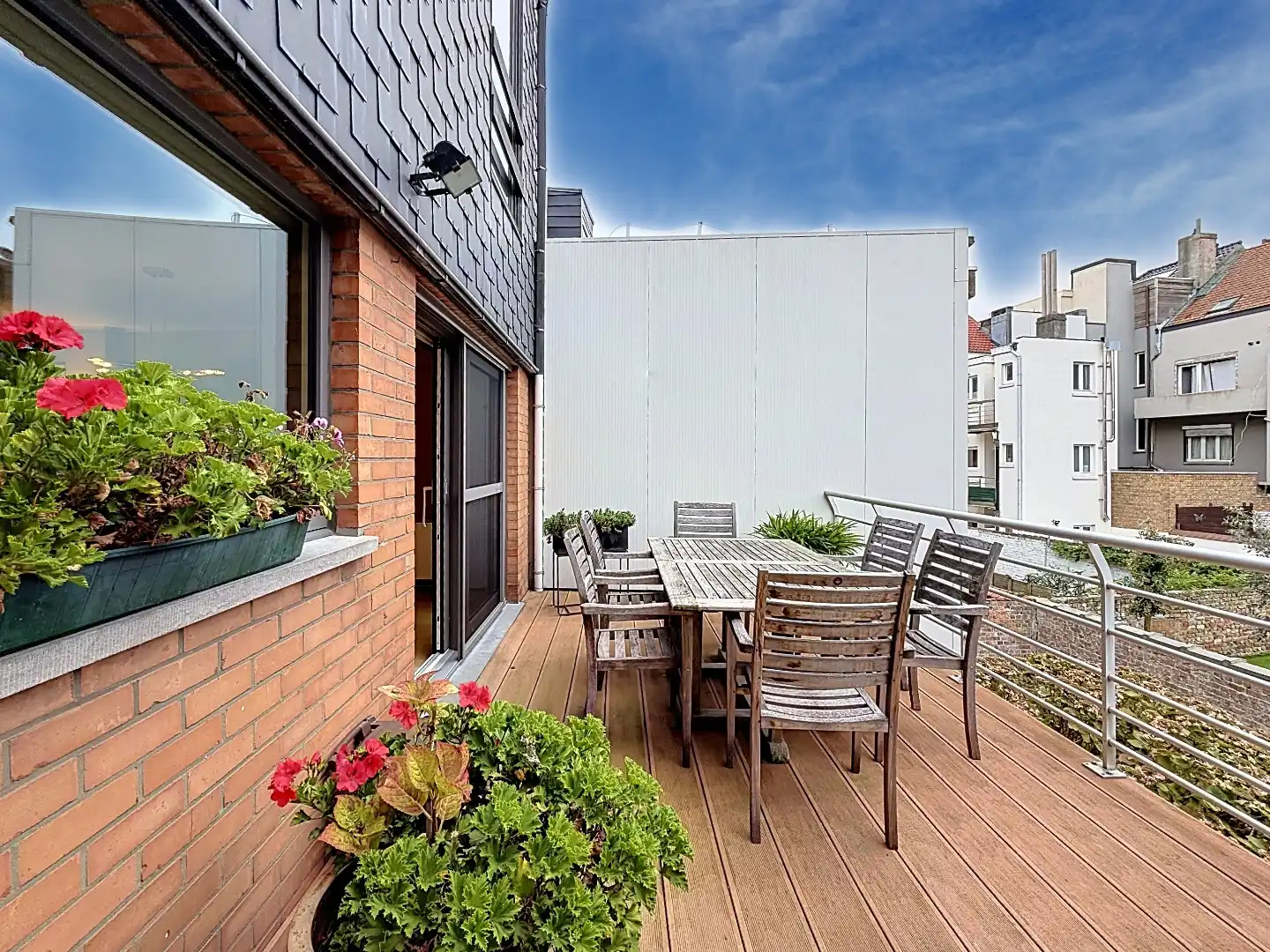 Instapklare bel-etage met drie slaapkamers, garage en zonnige buitenruimtes. foto 15