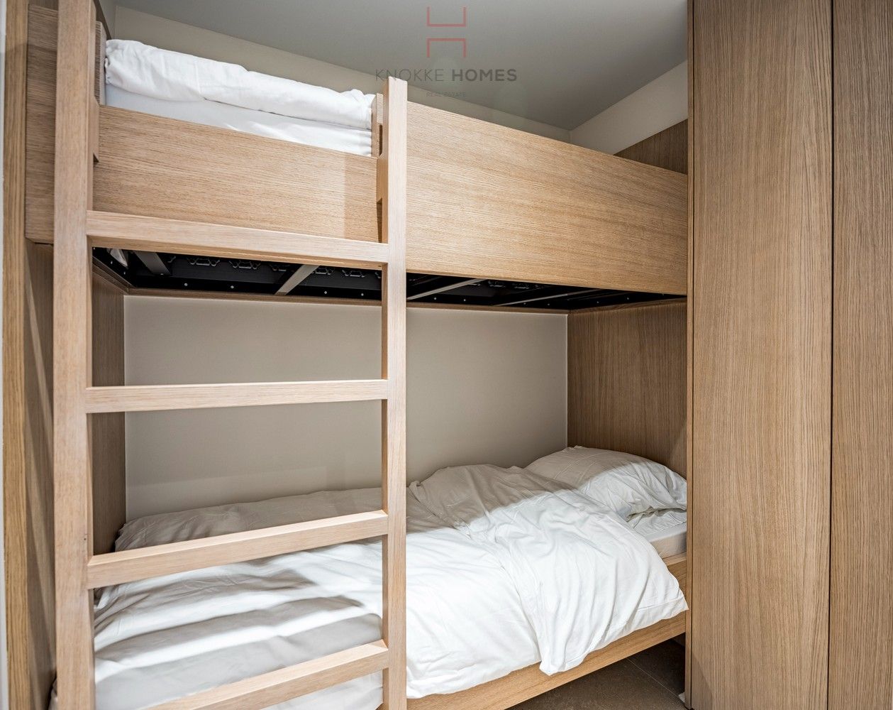 Volledig vernieuwd appartement met drie slaapkamers op de zeedijk van Duinbergen foto 17