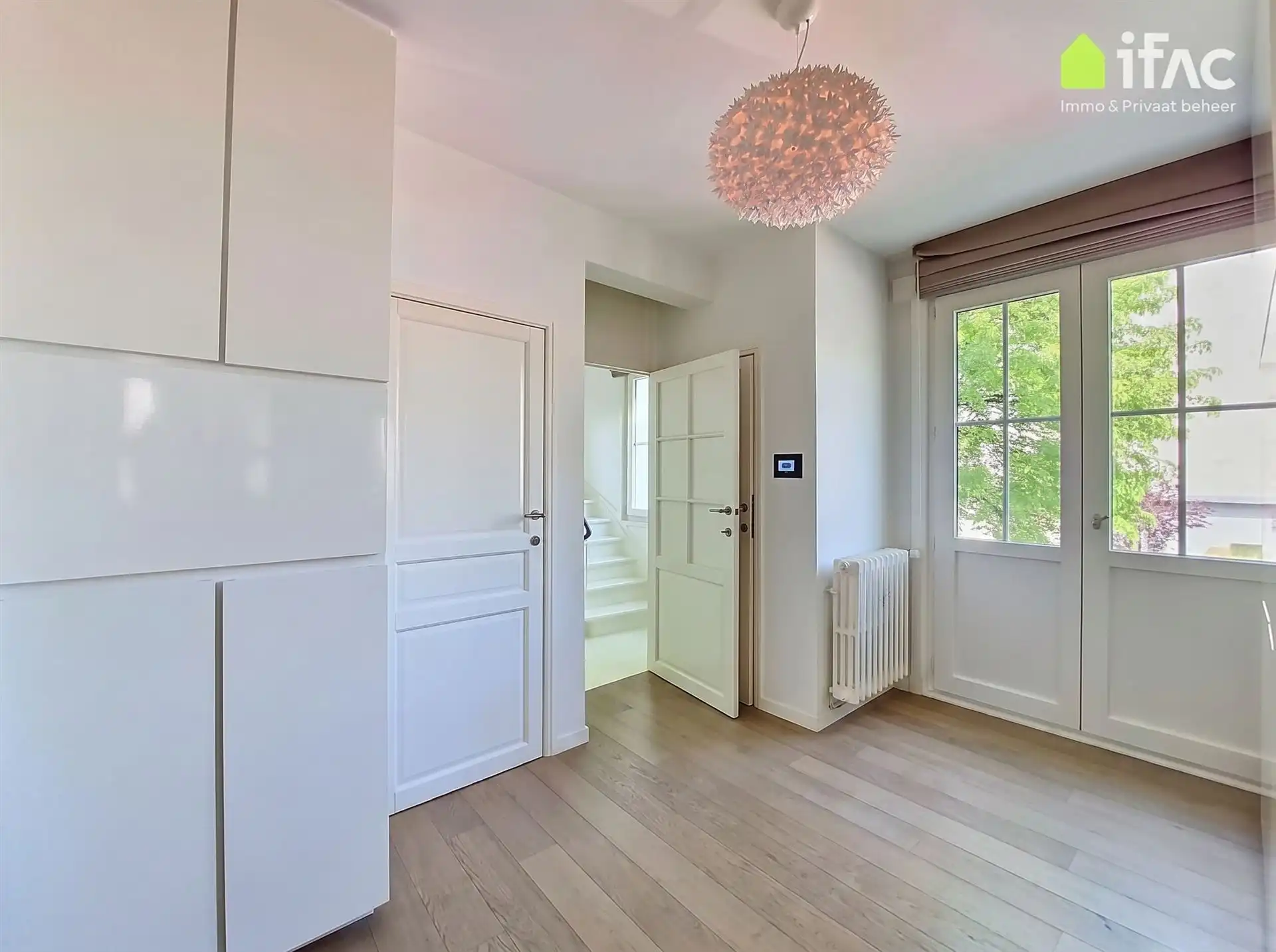 Luxe gerenoveerde 3-gevel met 2 parkings en tuin foto 25