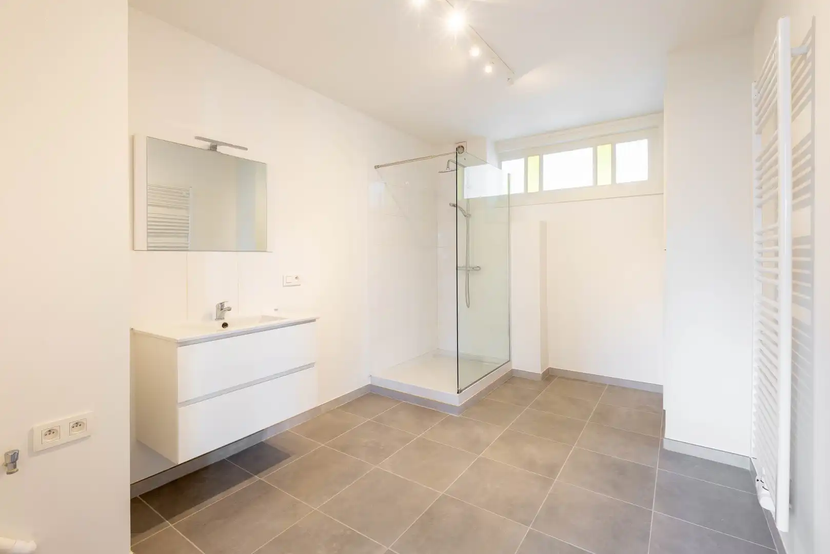 Instapklaar en ruim appartement in het hart van Ekeren! foto 9