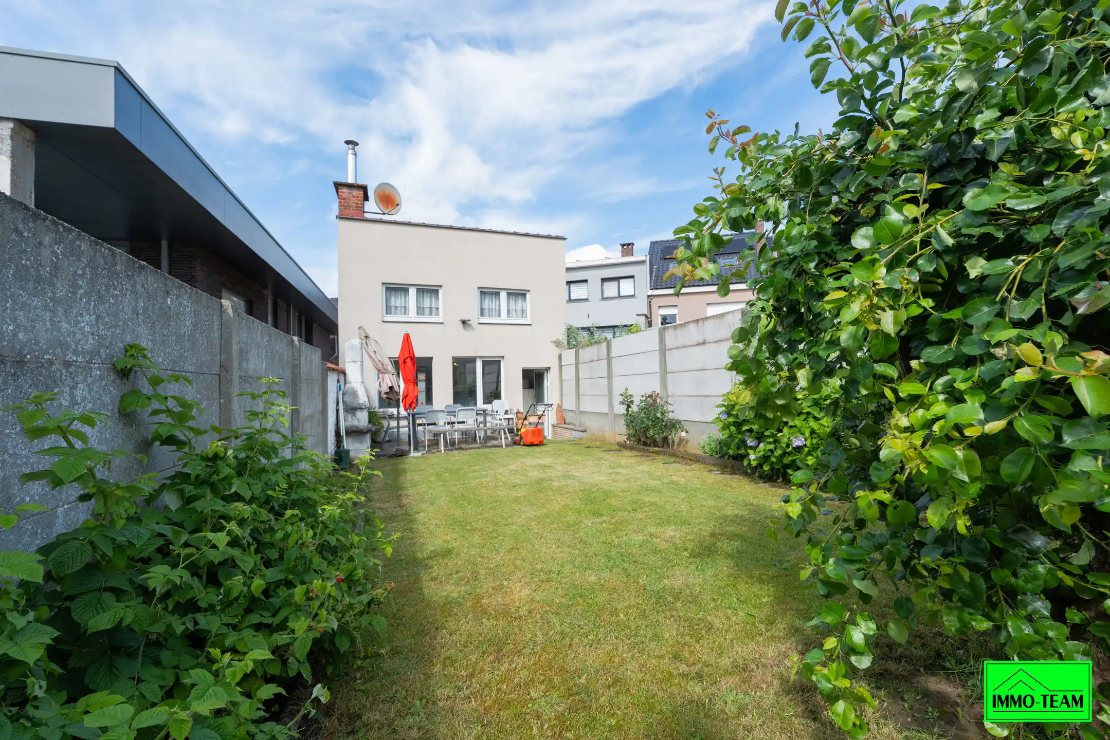 Ruime gedeeltelijk vernieuwde 2-gevel op gunstige locatie foto 30