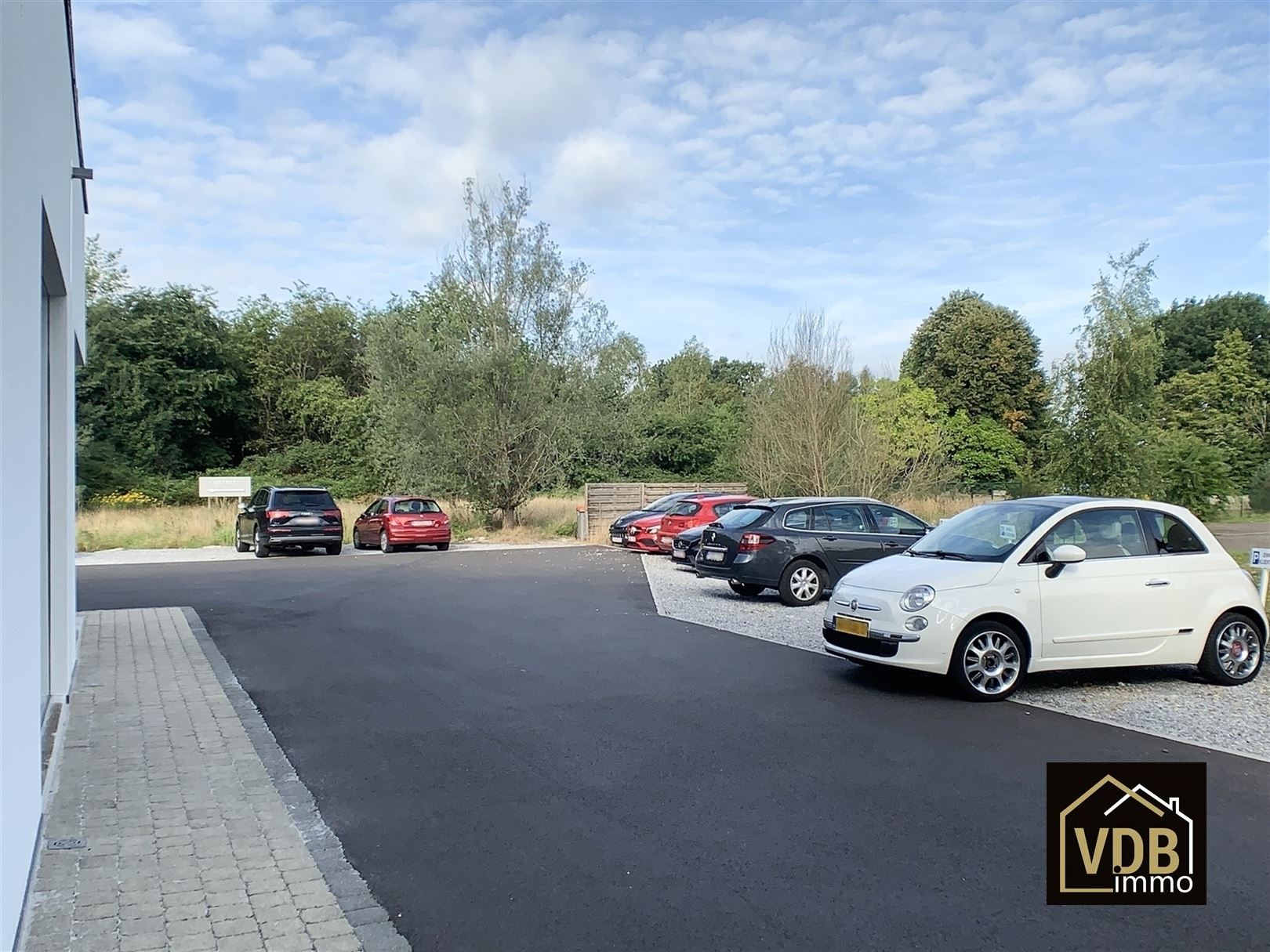 Commercieel gebouw op toplocatie geschikt voor vele doeleinden: kantoor, kleinhandel, groothandel... foto 5