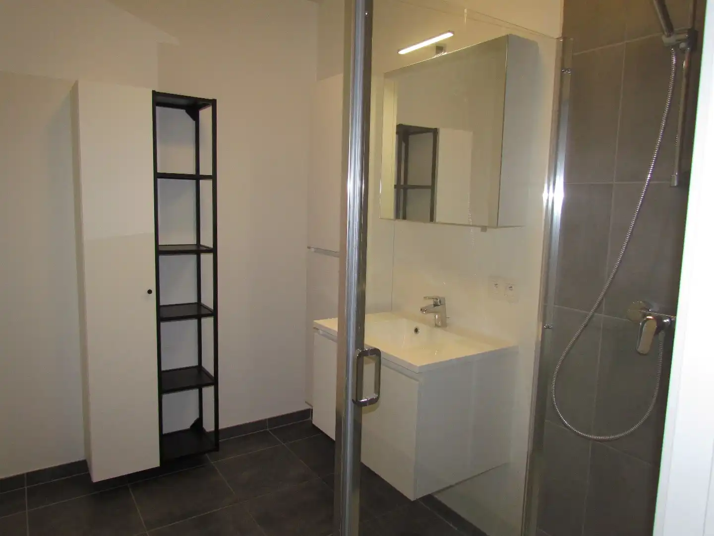 INSTAPKLAAR GELIJKVLOERSAPPARTEMENT MET 2 SLAAPKAMERS  foto 10