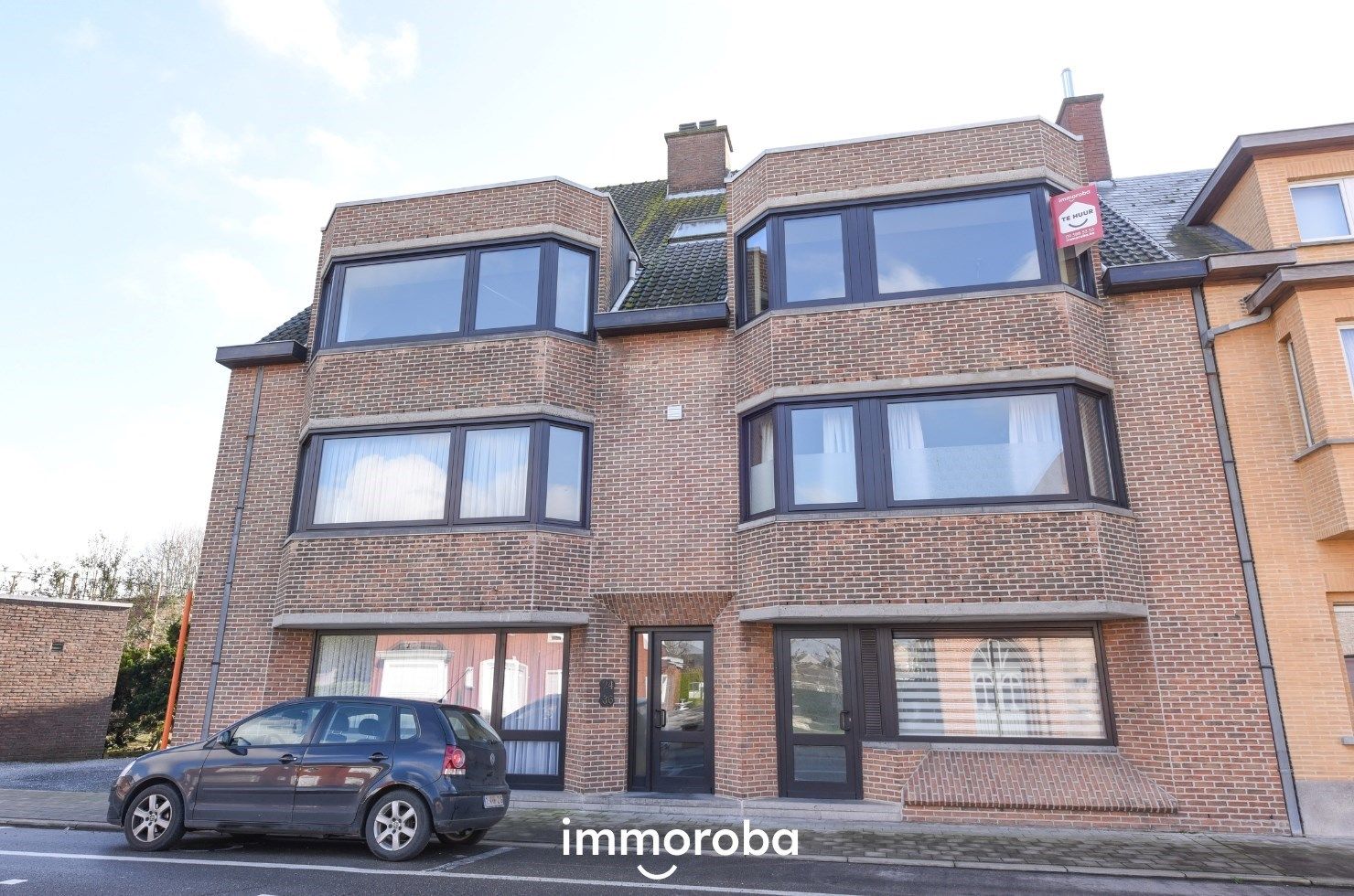 Ruim INSTAPKLAAR appartement te Oeselgem met 2 slaapkamers en GARAGE. foto {{pictureIndex}}