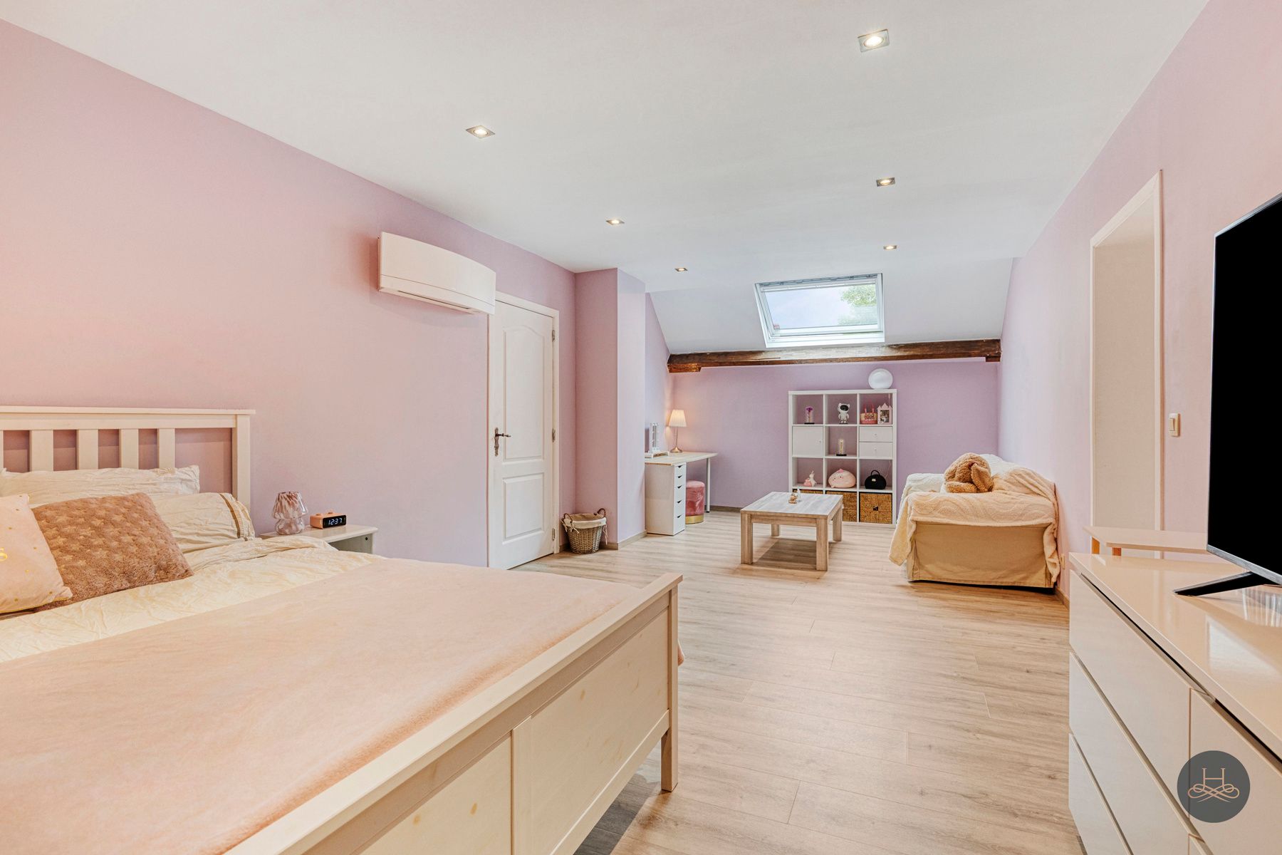 Gerenoveerde, unieke grote woning met ingerichte tuin foto 17