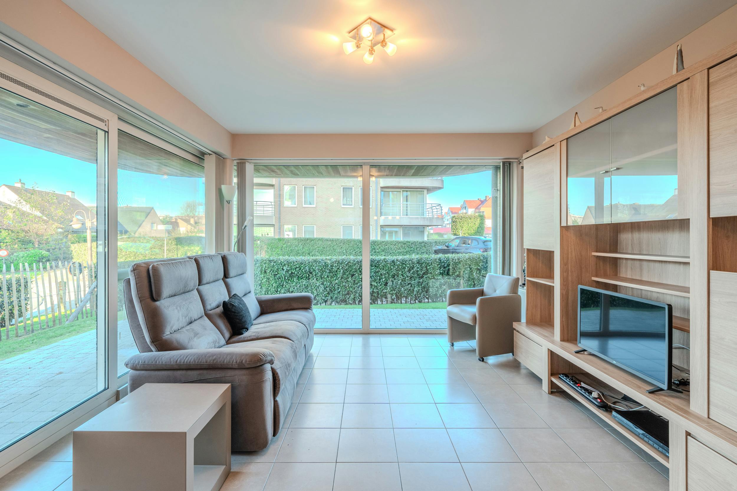 Ruim twee slaapkamer appartement met zongerichte tuin! foto 2