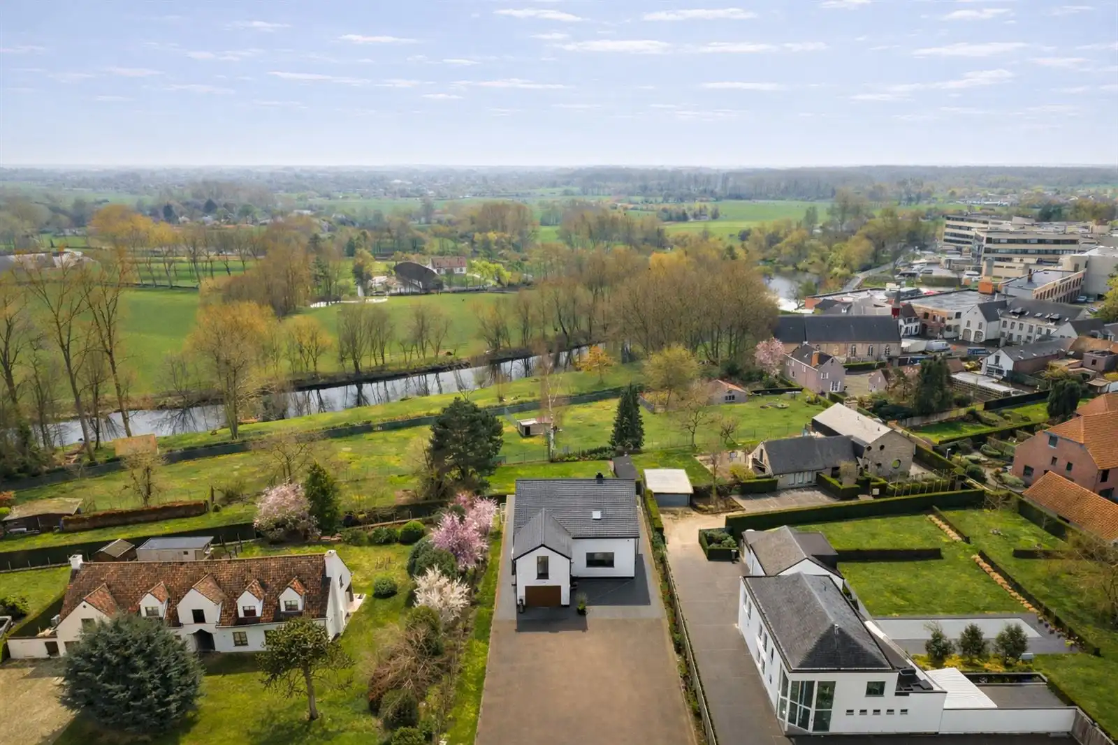 Luxueus afgewerkte villa met 5 slaapkamers in Leerne! foto 4