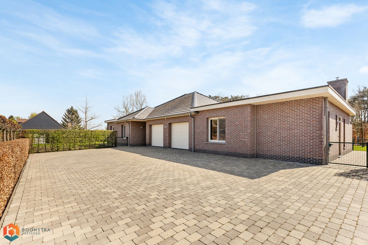 Gelijkvloerse villa met tal van mogelijkheden op ruim perceel (3314m²) te Putte foto {{pictureIndex}}