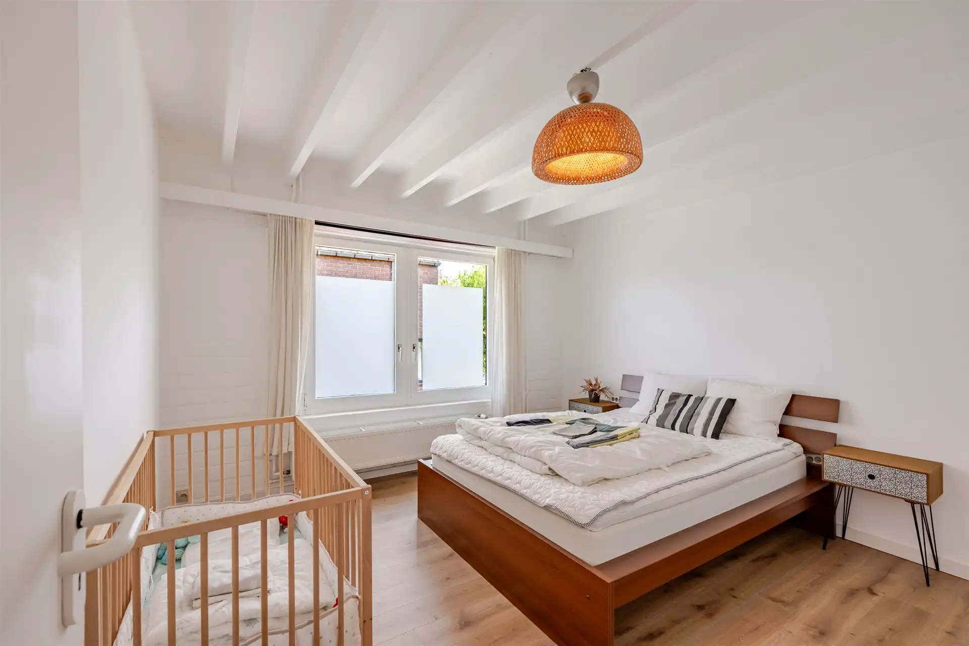 Riante woning met 4 slaapkamers , tuin en praktijk foto 47