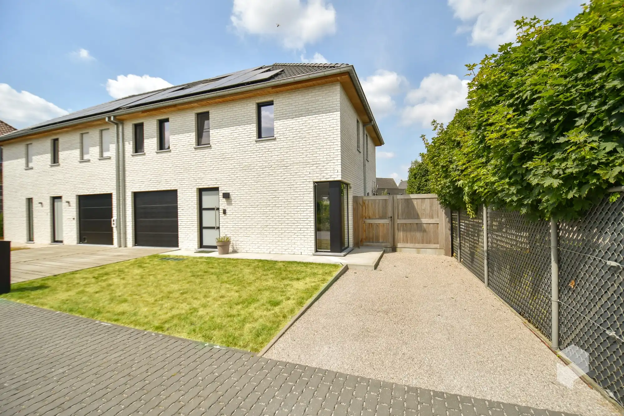Recente (bj. 2023) royale woning met 4 SLPK (5 mogelijk) en grote tuin (EPC A) foto {{pictureIndex}}