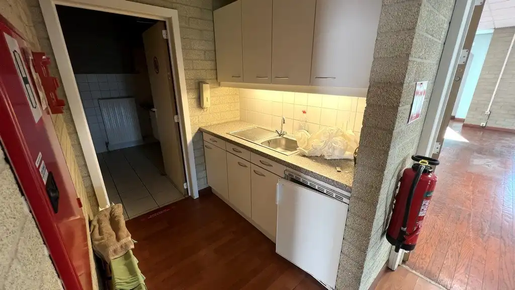 Magazijn met kantoren te huur in haven van Gent foto 9