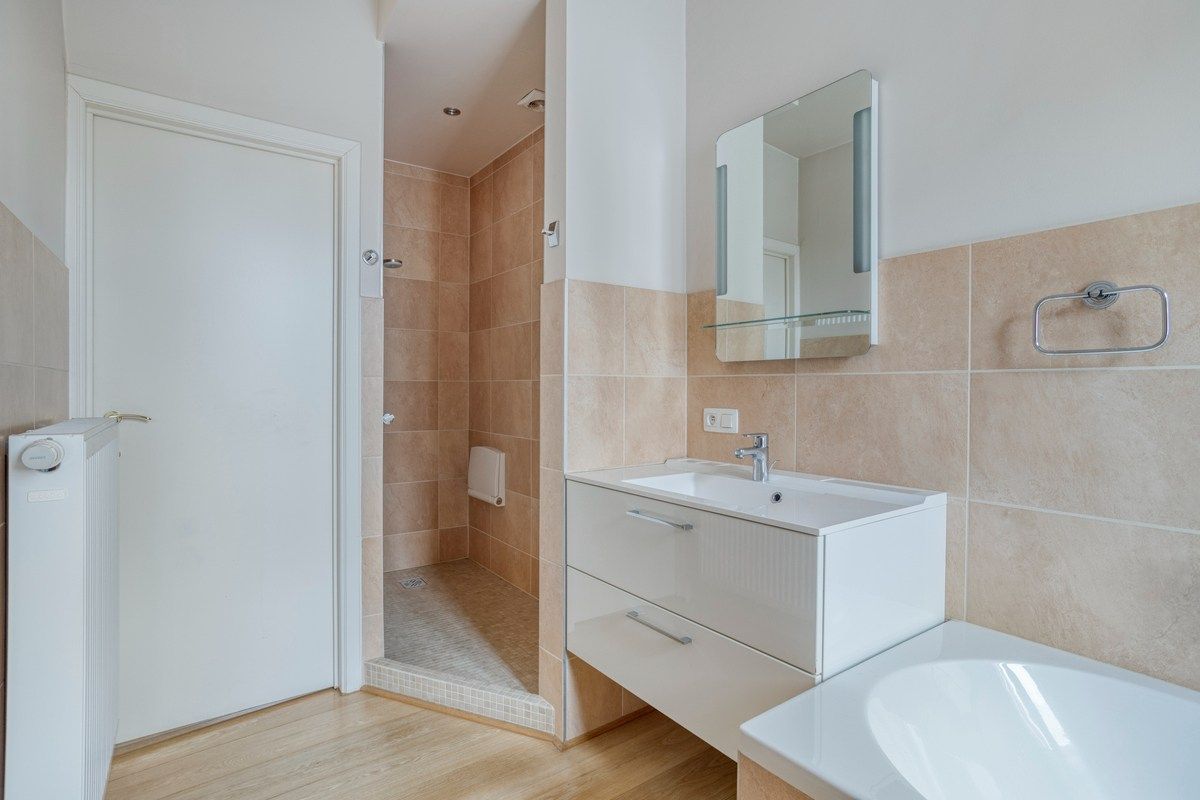 Ruim en gerenoveerd burgerwoning met stadstuin in het hart van Halle foto 14