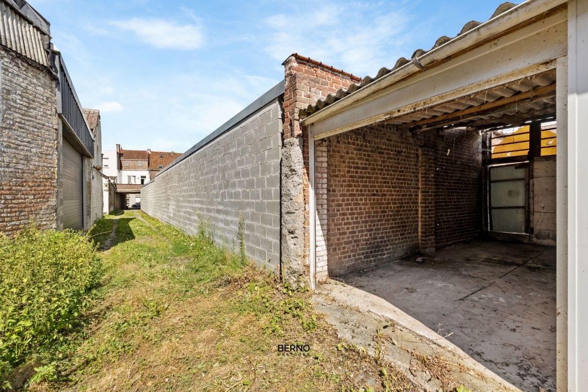 Te renoveren, ruime rijwoning met tuin en garageboxen foto 21