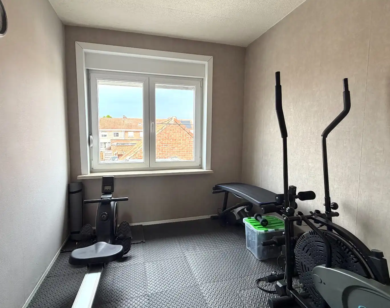 Instapklare rijwoning met garage te koop te Harelbeke! foto 13