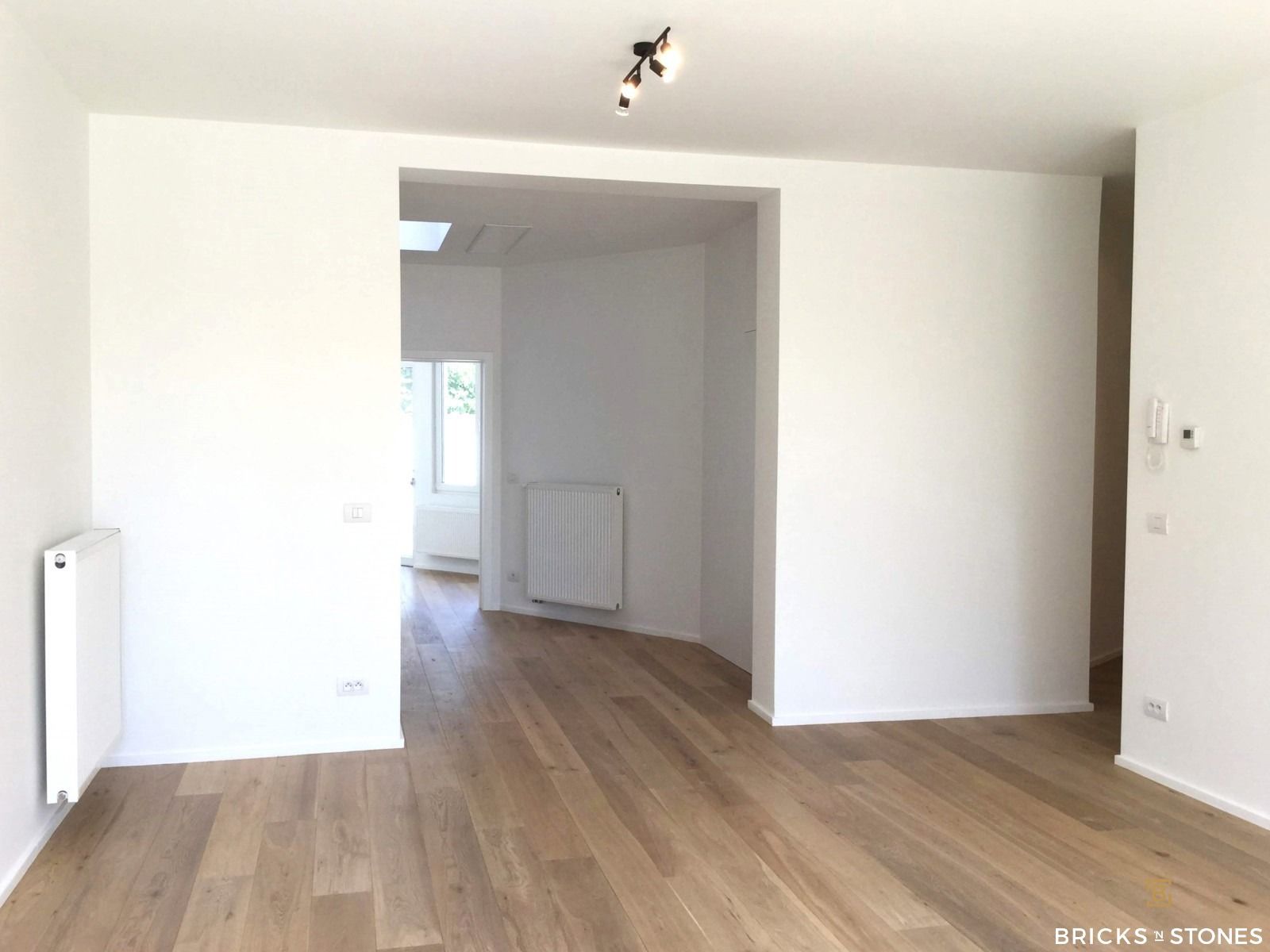 Gerenoveerd appartement met 2 slaapkamers, tuin en garage !  foto 2