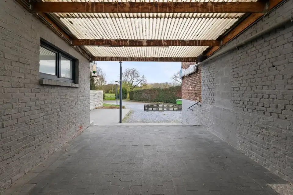 HANDELSHUIS MET PARKING OP EEN TOPLOCATIE IN LINTER foto 26