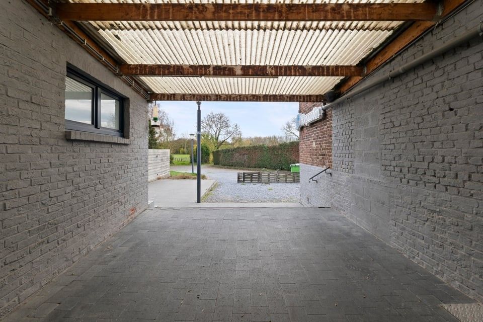 HANDELSHUIS MET PARKING OP EEN TOPLOCATIE IN LINTER foto 26