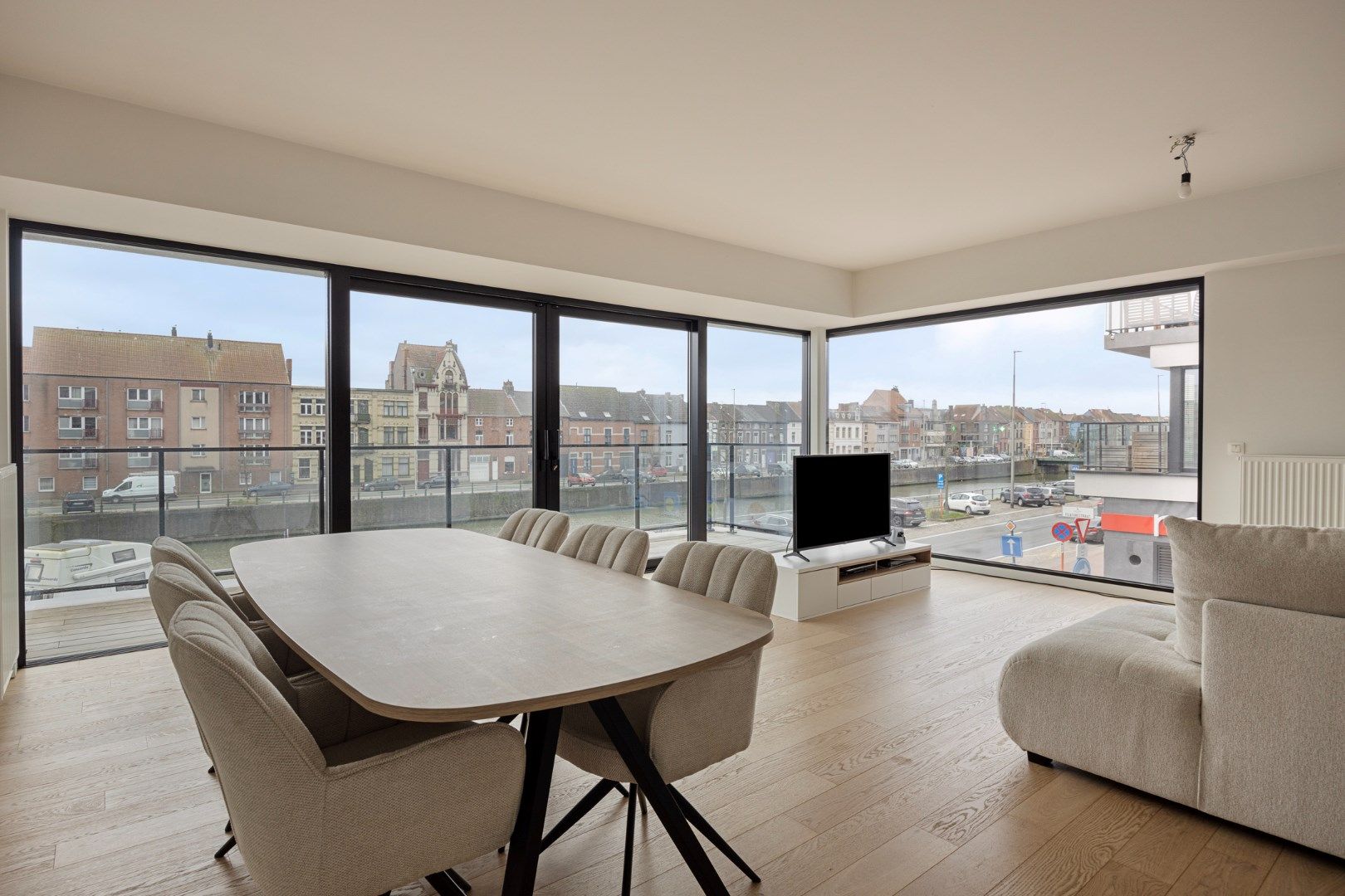 Hoekappartement met zich op water, zuidgericht terras en 2slaapkamers en autostaanplaats foto {{pictureIndex}}