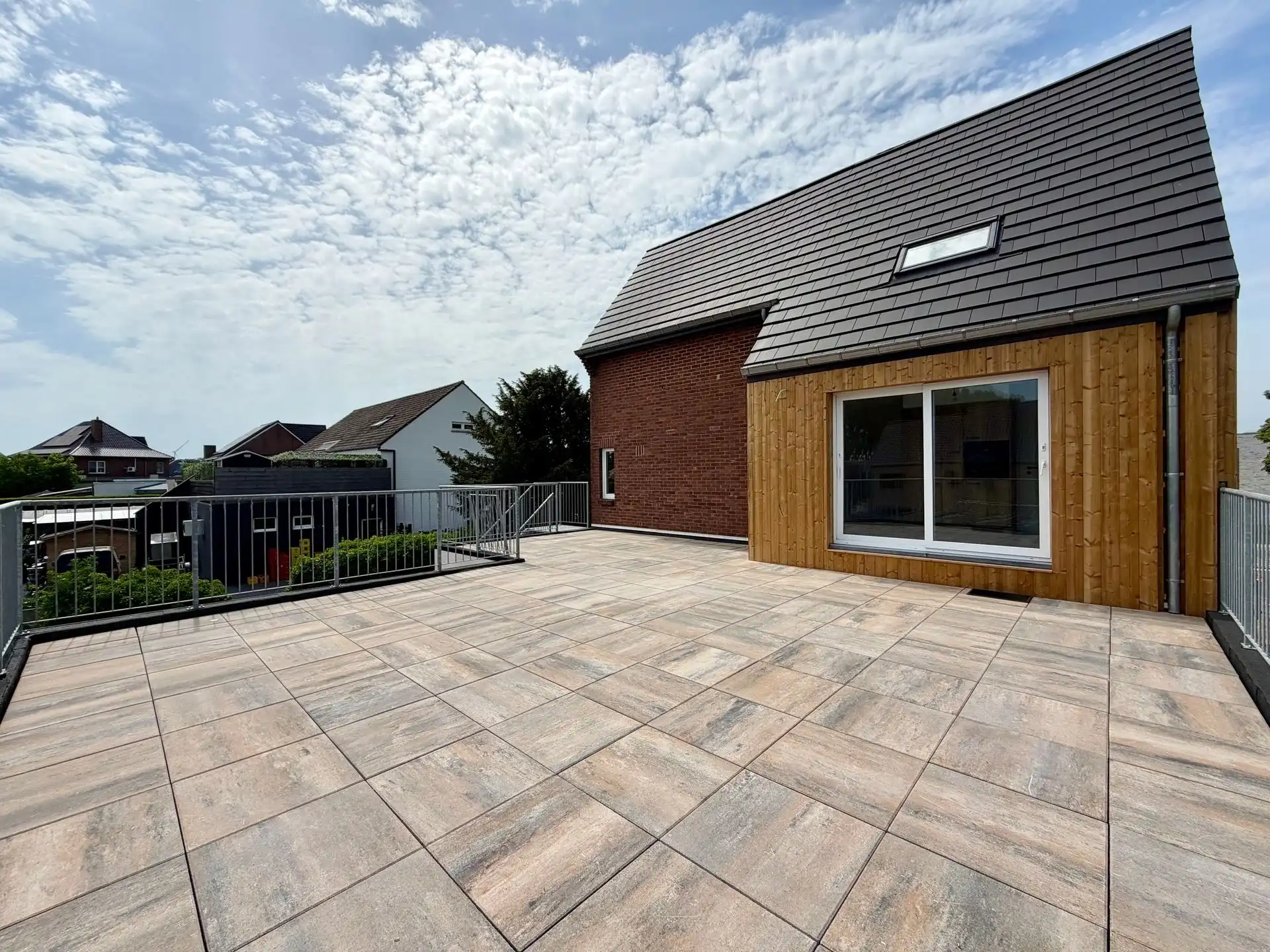 Uitzonderlijk ruim en volledig vernieuwd triplex appartement met drie slaapkamers, twee badkamers en een riant terras op een centrale locatie te Dilsen-Stokkem. foto 3