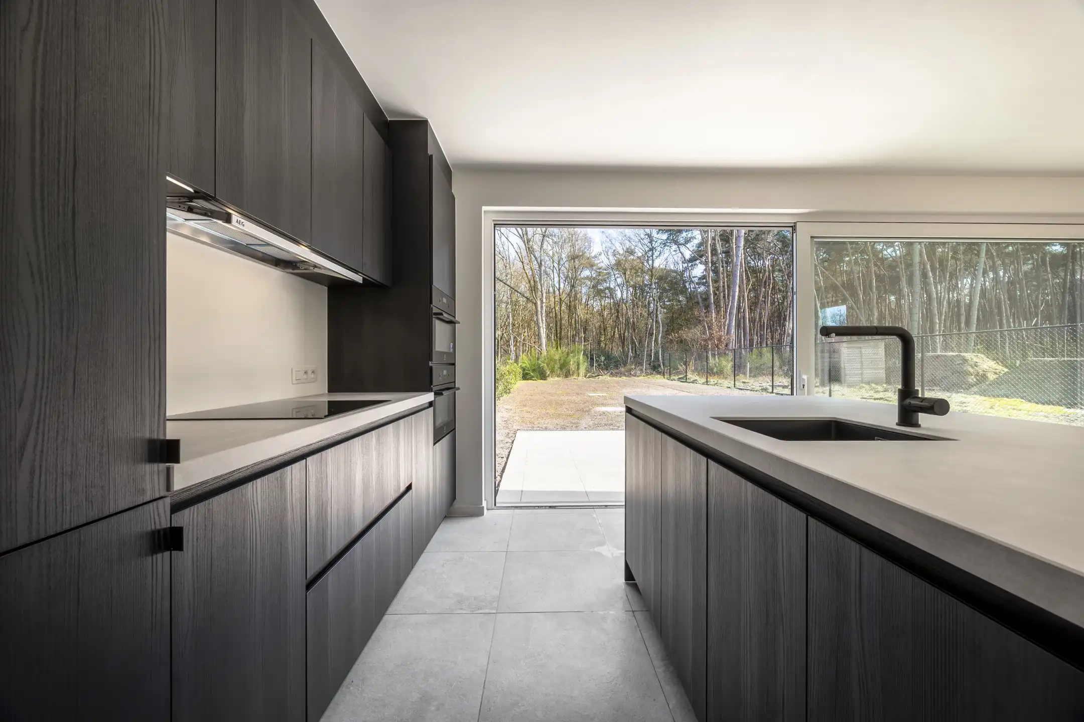 Stijlvolle nieuwbouwkoppelwoning met adembenemend boszicht foto 11