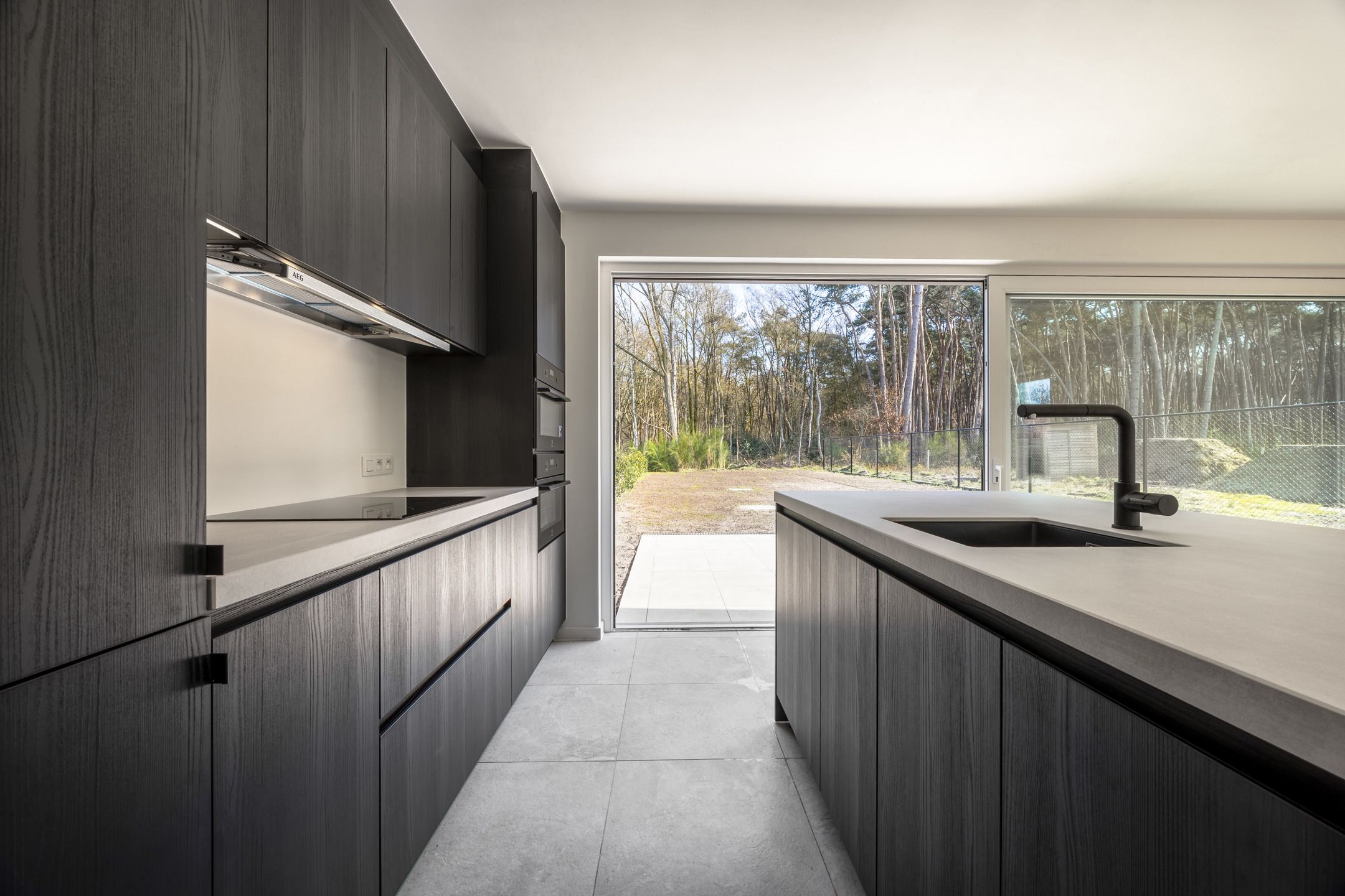 Stijlvolle nieuwbouwkoppelwoning met adembenemend boszicht foto 11