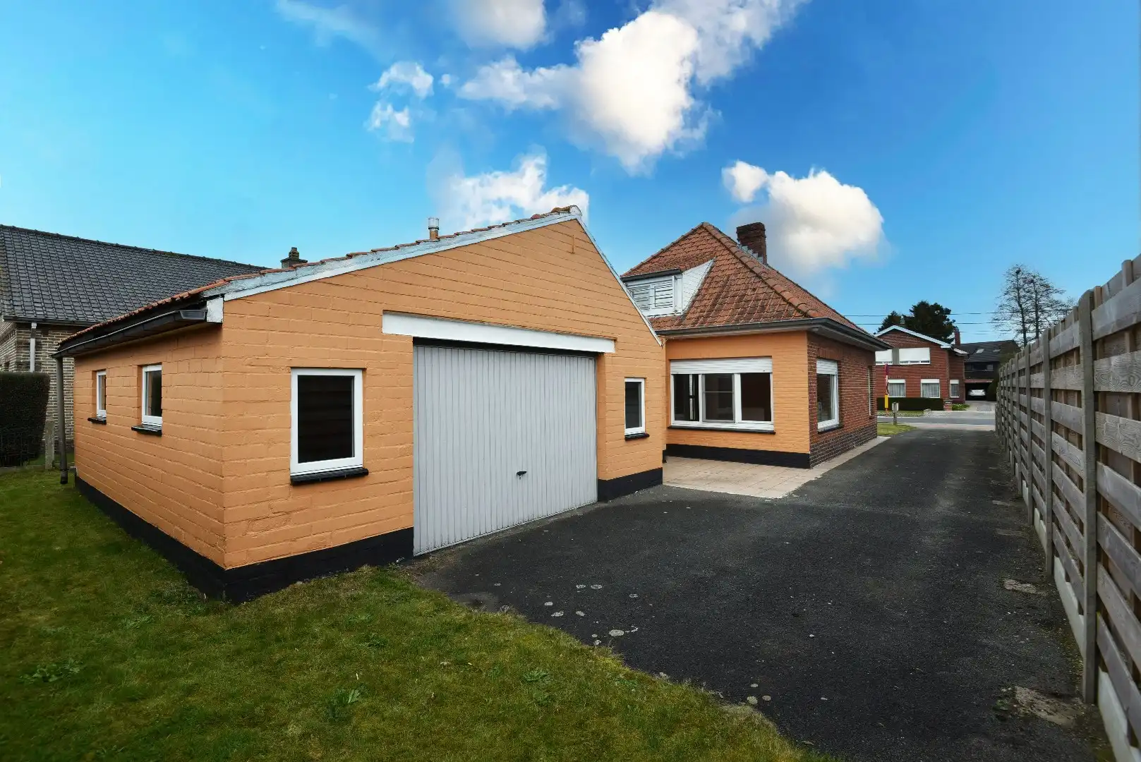 Woning met 1 slpk en dubbele garage te Adegem foto {{pictureIndex}}