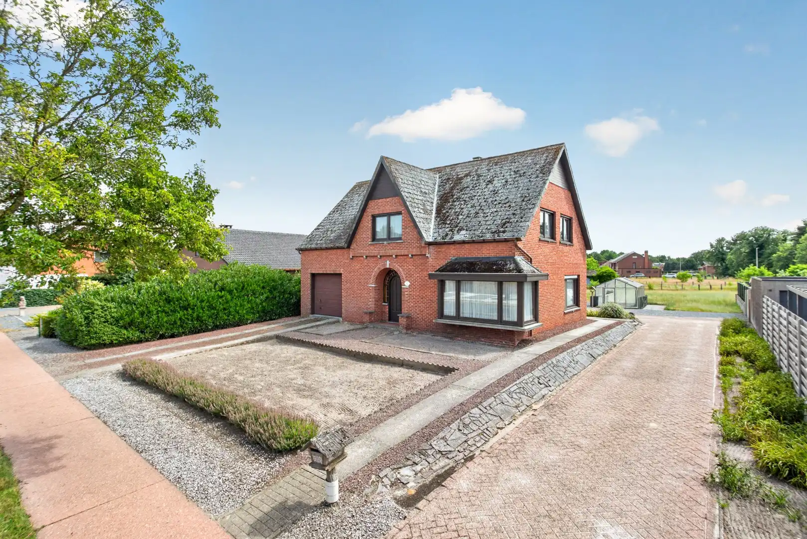 Ruime gezinswoning met 5 slaapkamers op een perceel van 23a 36ca foto {{pictureIndex}}