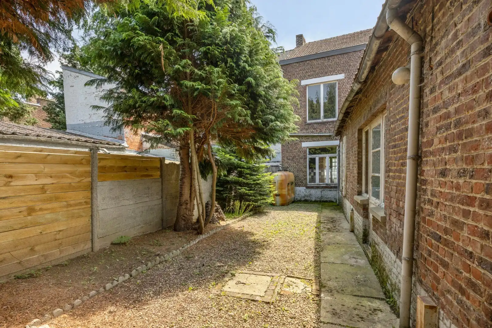 Ruime te renoveren woning met 3 slaapkamers in Lubbeek met doorgang langs het perceel van de buren. EPC: 736 KWH/m² foto 29